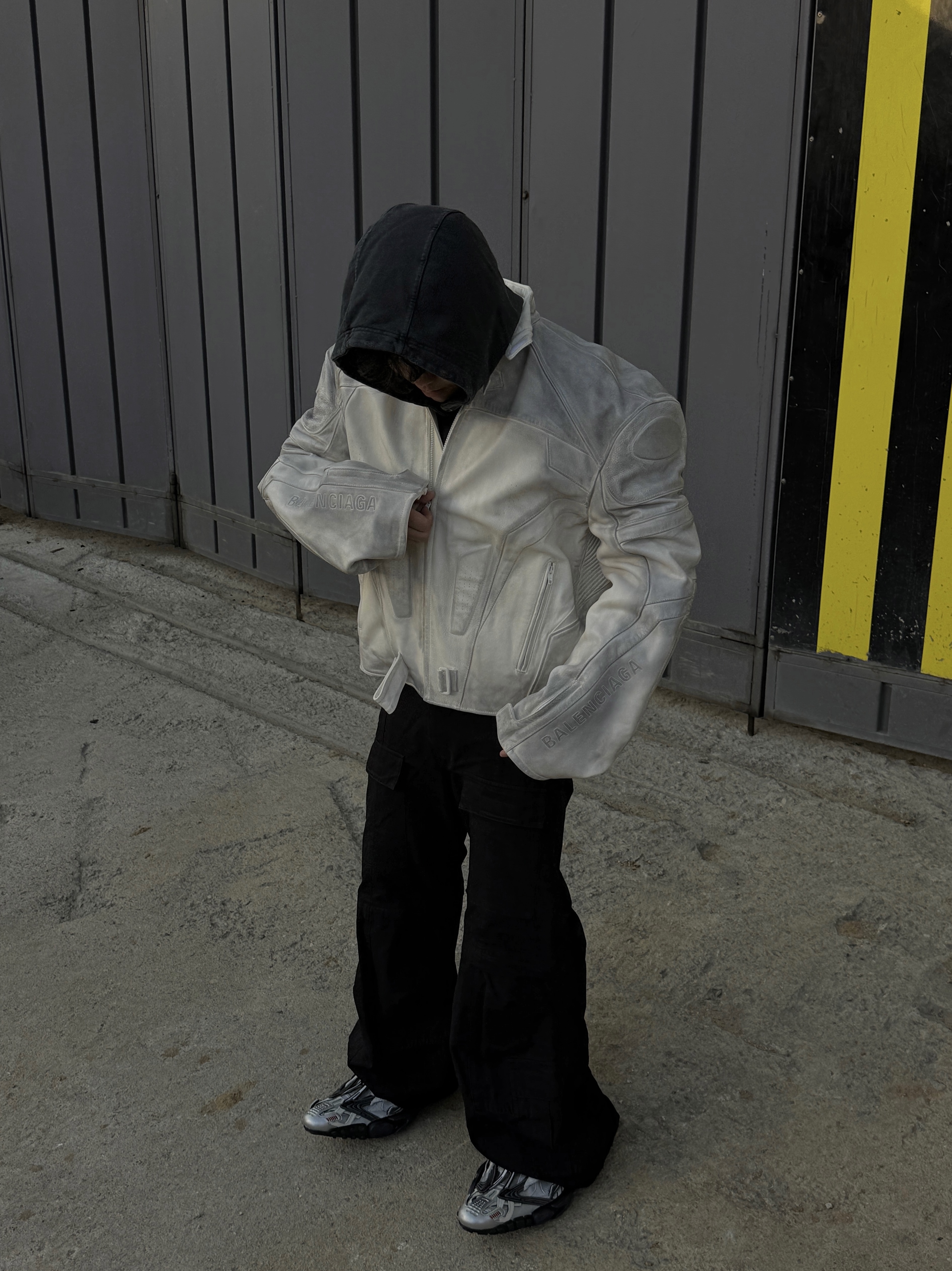 Balenciaga Oversized Biker Jacket White, Balenciaga Flared Cargo Pants Black 착용 스타일