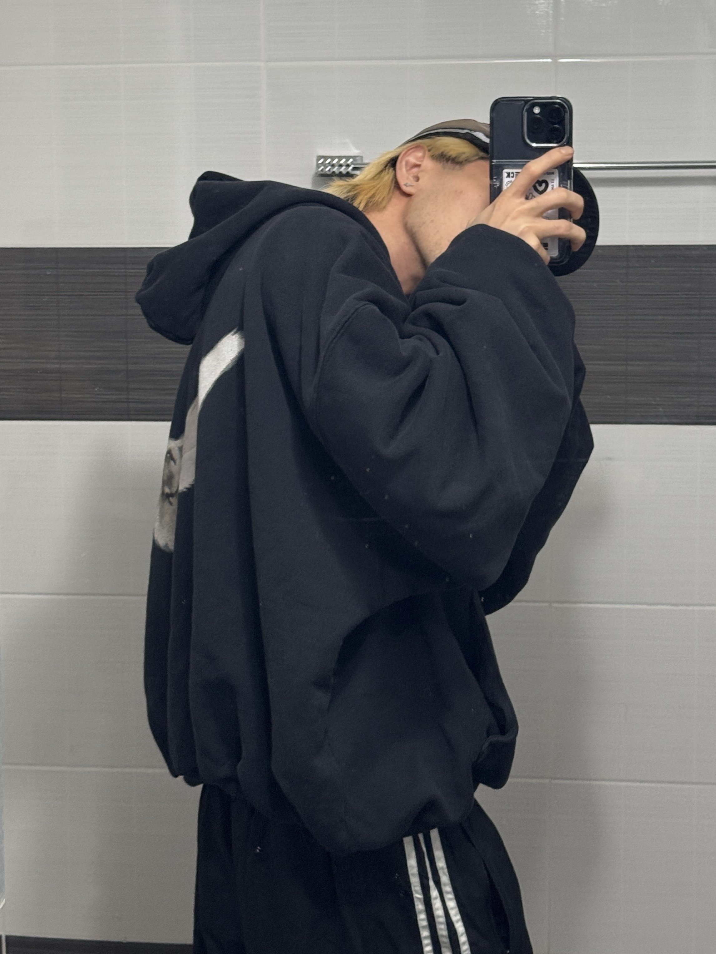 Yeezy Gap Engineered By Balenciaga Dove Hoodie Washed Black 착용 스타일 - 3