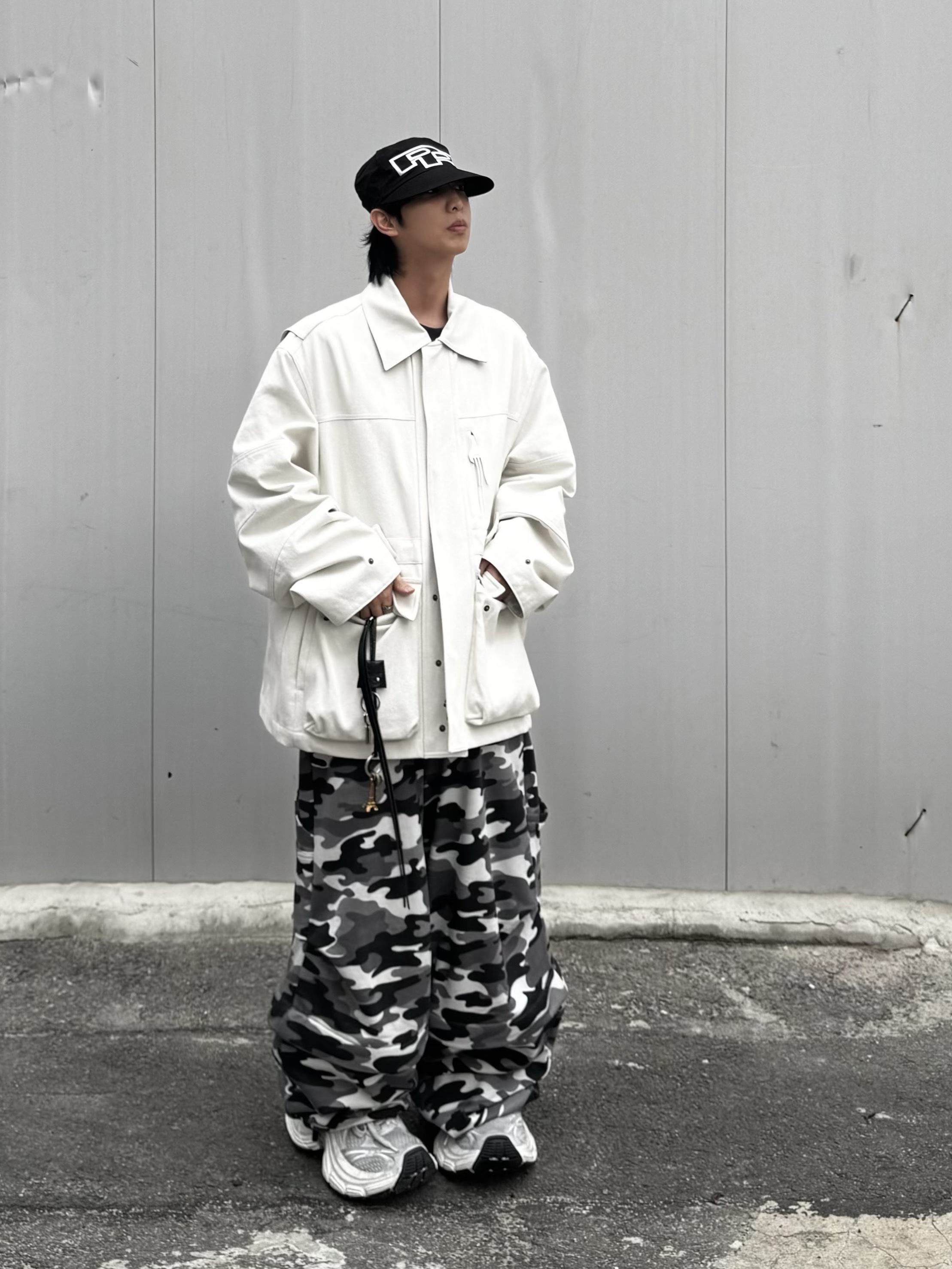 Balenciaga 10XL Sneakers White Grey Silver Black 착용 스타일 - 1