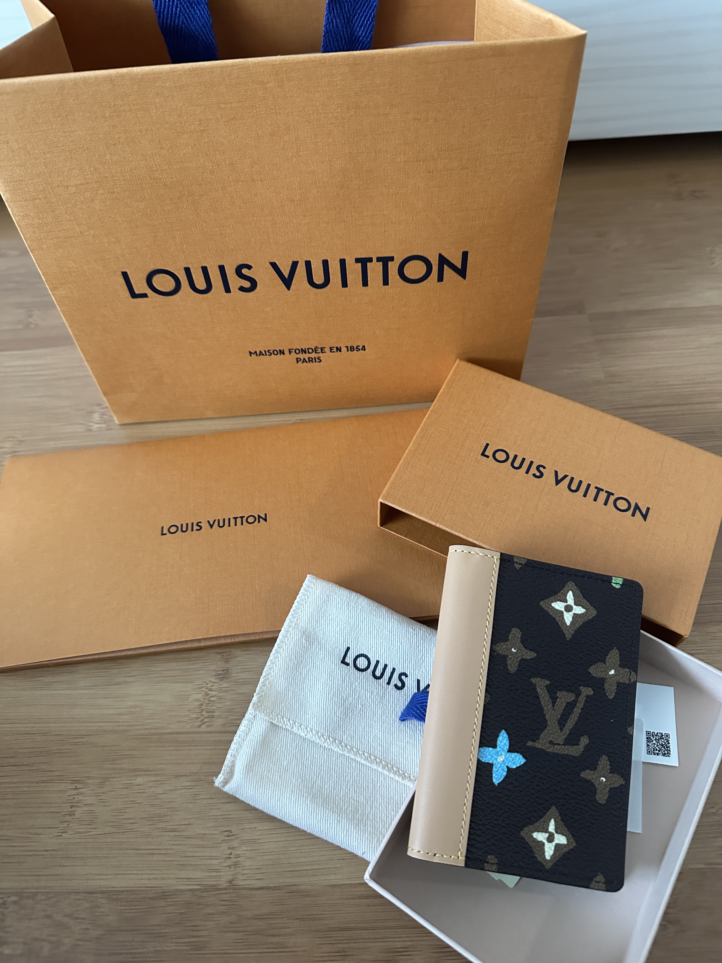 Louis Vuitton Pocket Organizer Chocolate 착용 스타일
