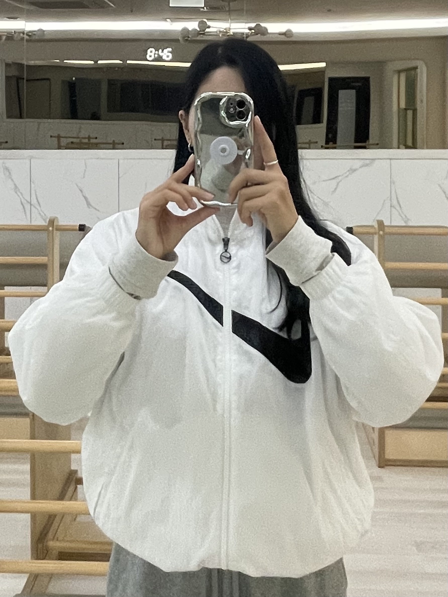 (W) Nike NSW Essential Woven Jacket White - Asia, (W) Nike Club Fleece Pants Grey - US/EU 착용 스타일 - 3