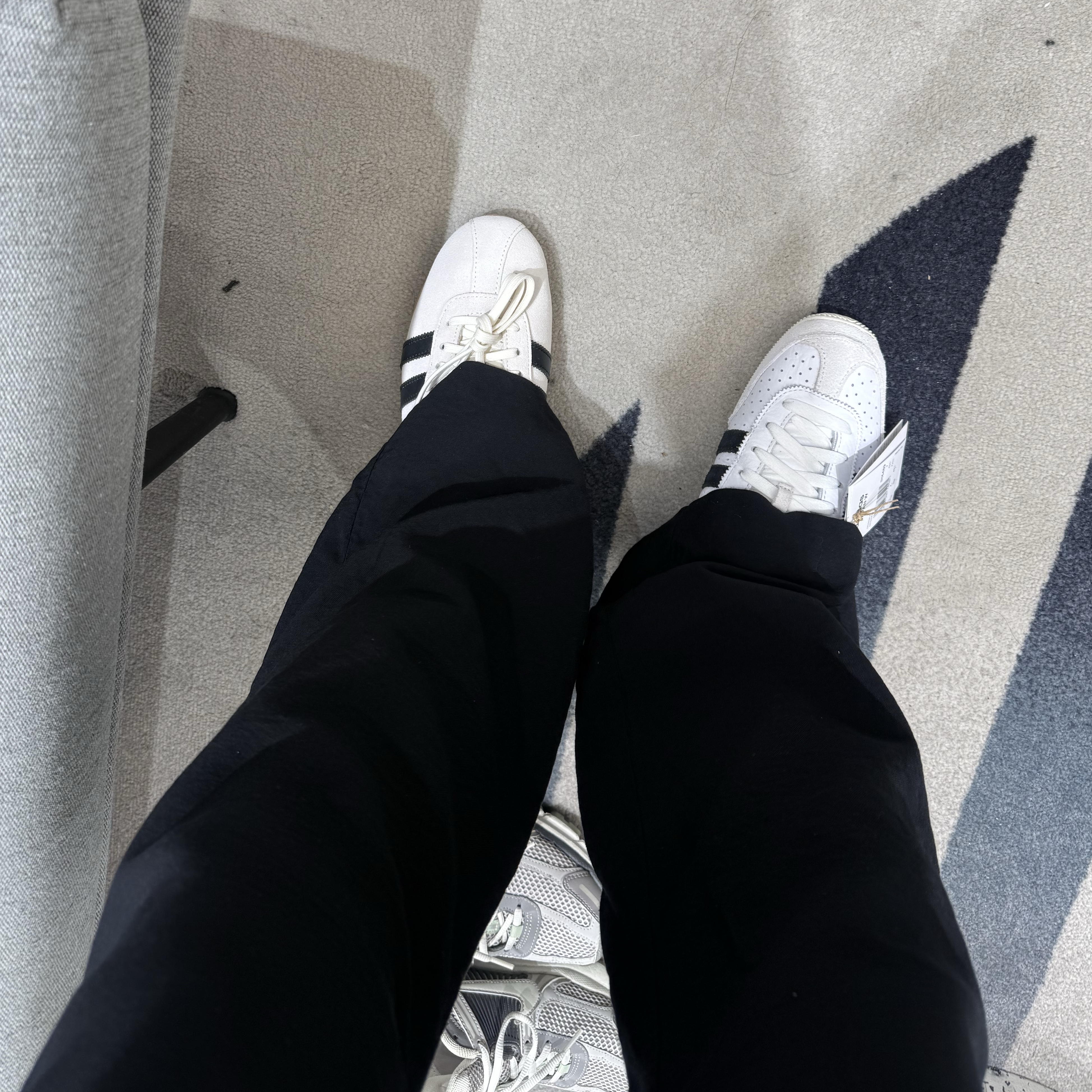 (W) Adidas Tokyo Off White Core Black 착용 스타일