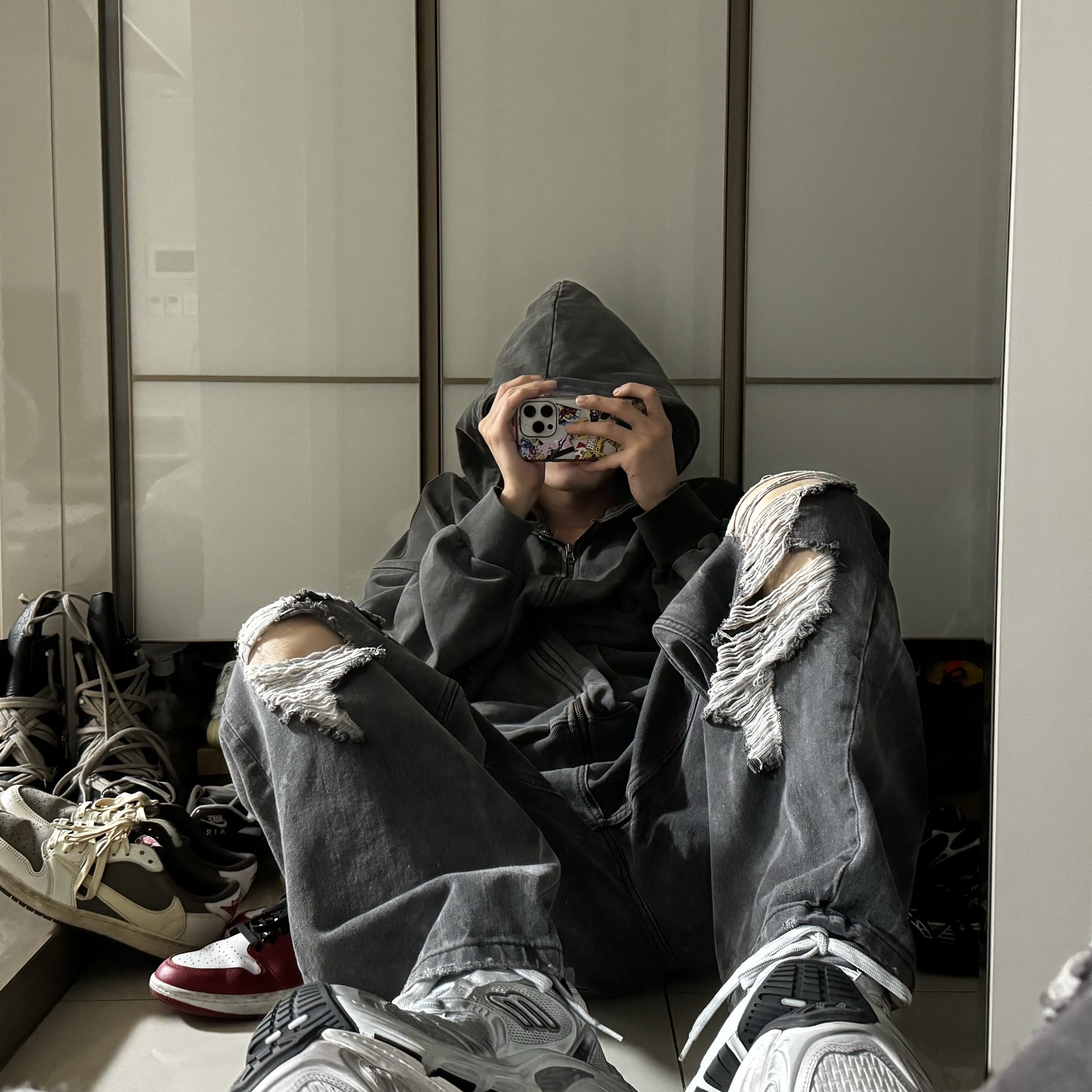 Balenciaga 10XL Sneakers White Grey Silver Black, Jordan 1 x Travis Scott Retro Low OG SP Sail and Ridgerock 착용 스타일
