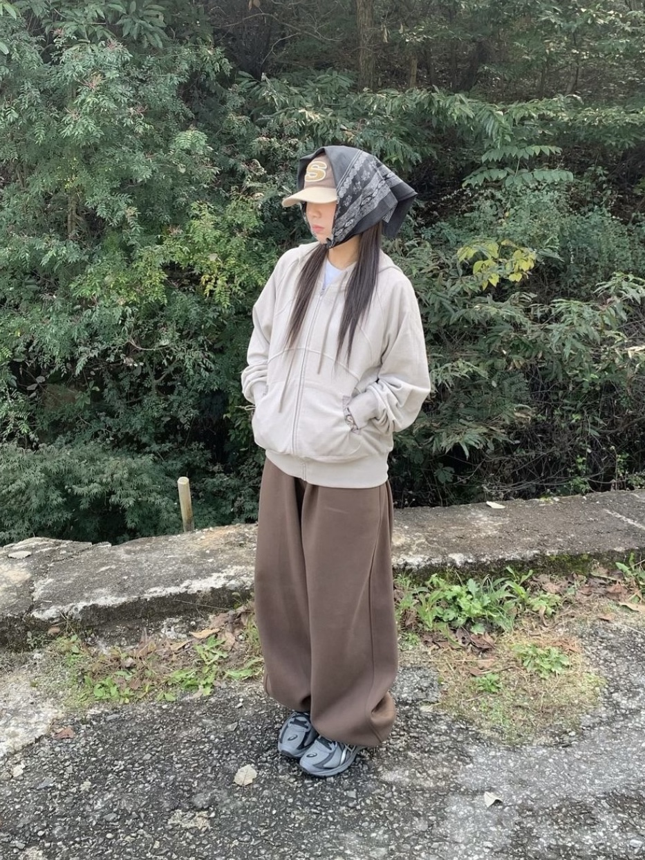 Coyseio String Pocket Hood Zip-Up Sand, Asics Jog 100 S Steel Grey - 2E Wide 착용 스타일 - 1