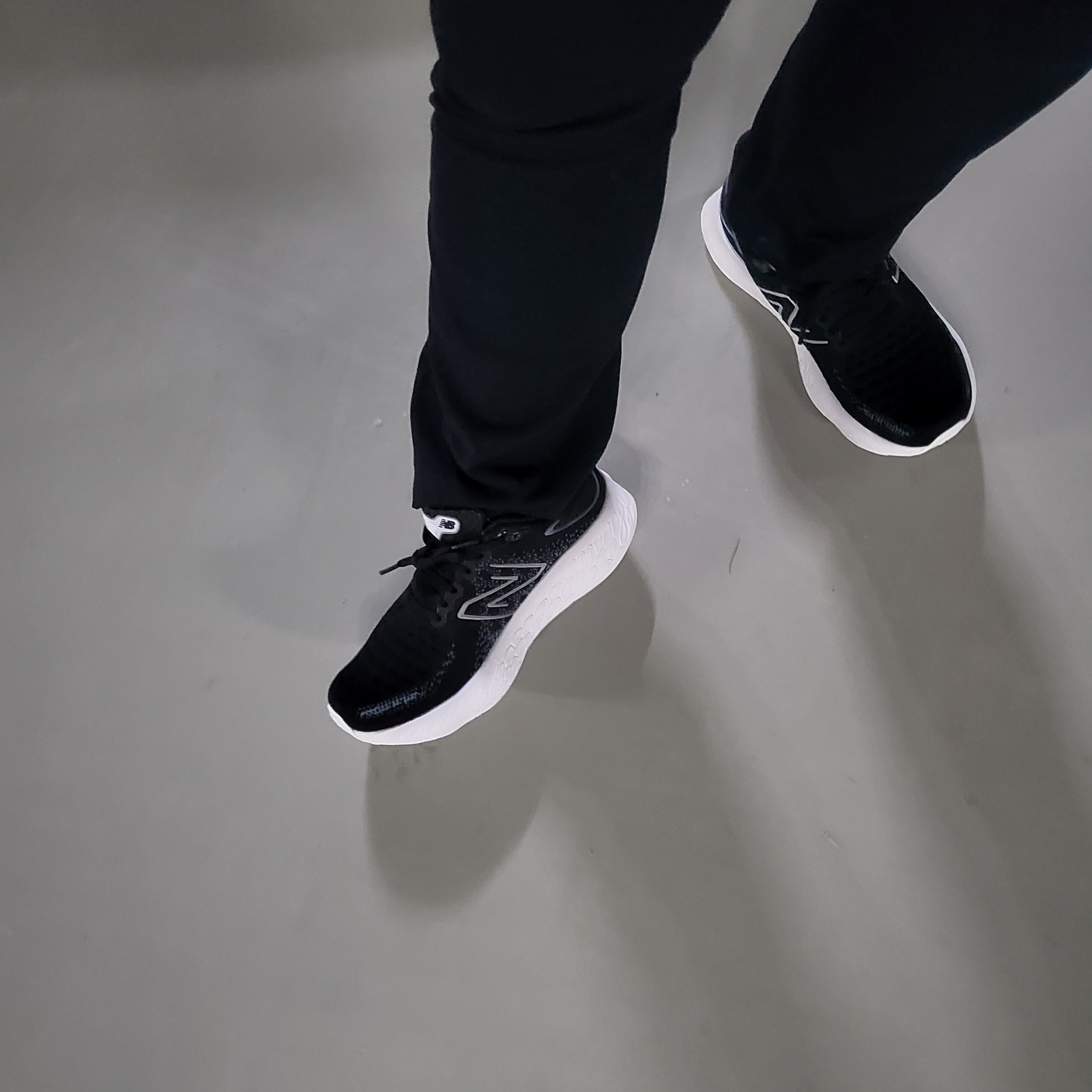 (W) New Balance Fresh Foam X 1080v12 Black Thunder - D Wide 착용 스타일 - 2