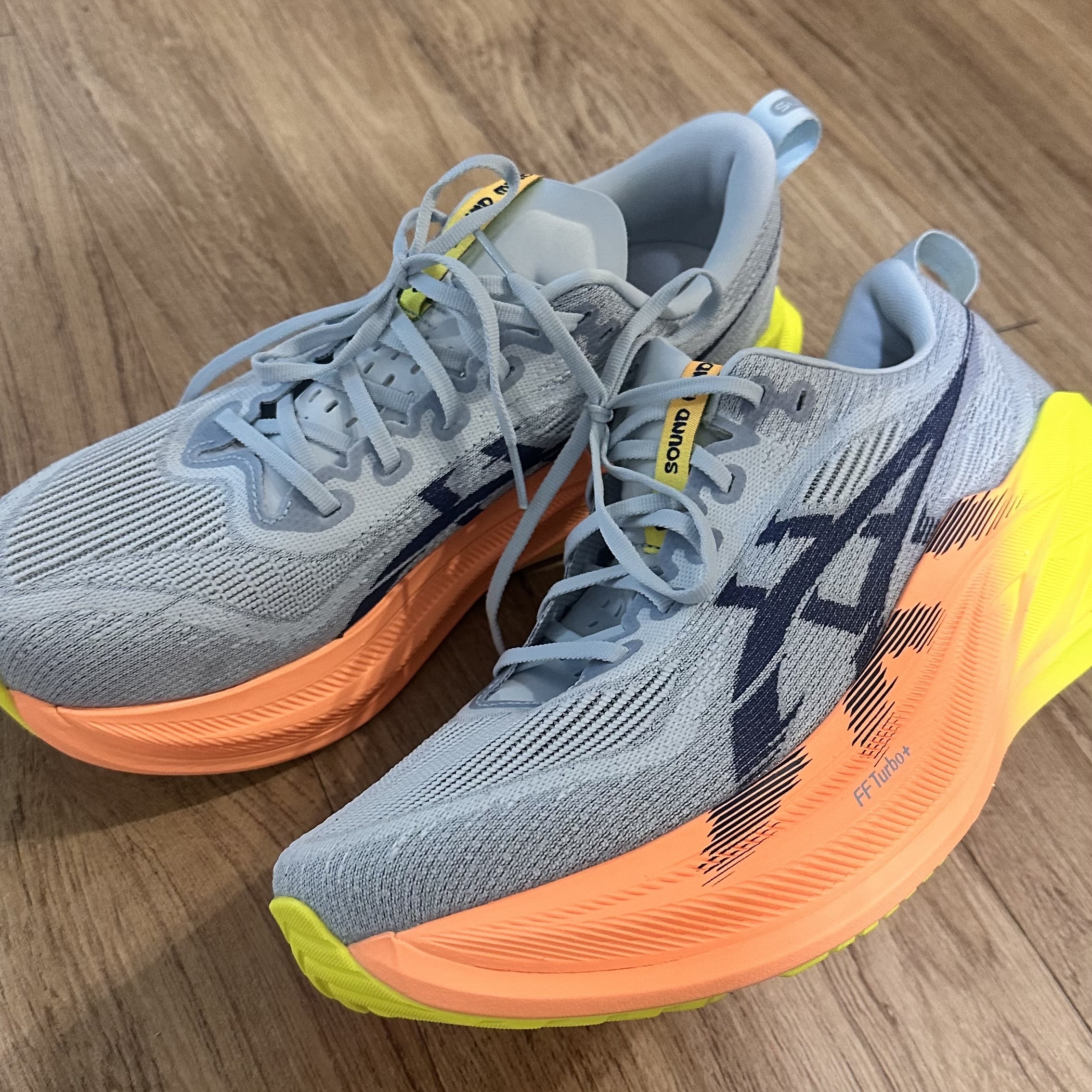 Asics Superblast 2 Paris Cool Grey Safety Yellow 착용 스타일