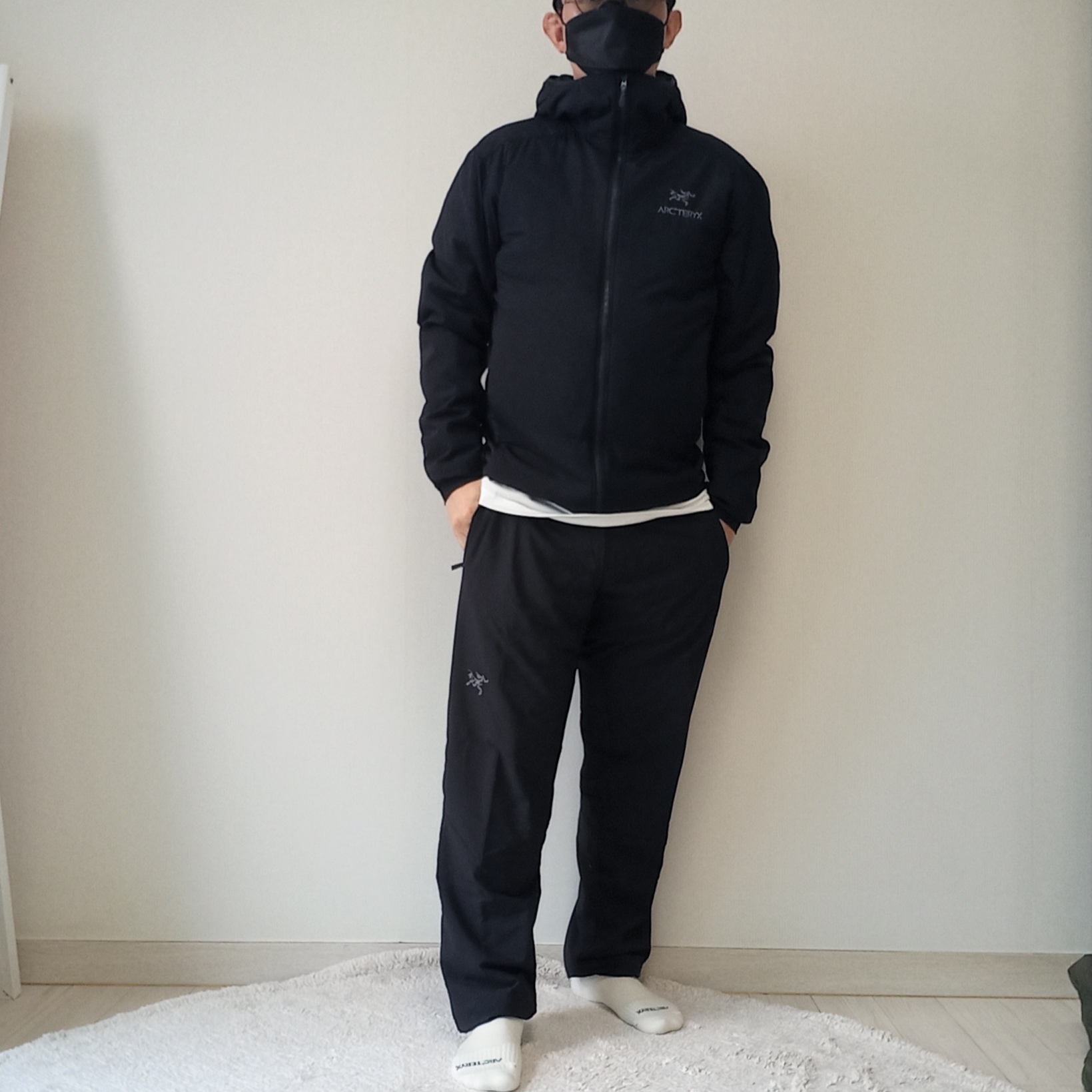 Arc'teryx Atom Hoody Black, Arc'teryx Arc'Multi Bird Logo LS T-Shirt White Light 착용 스타일 - 3
