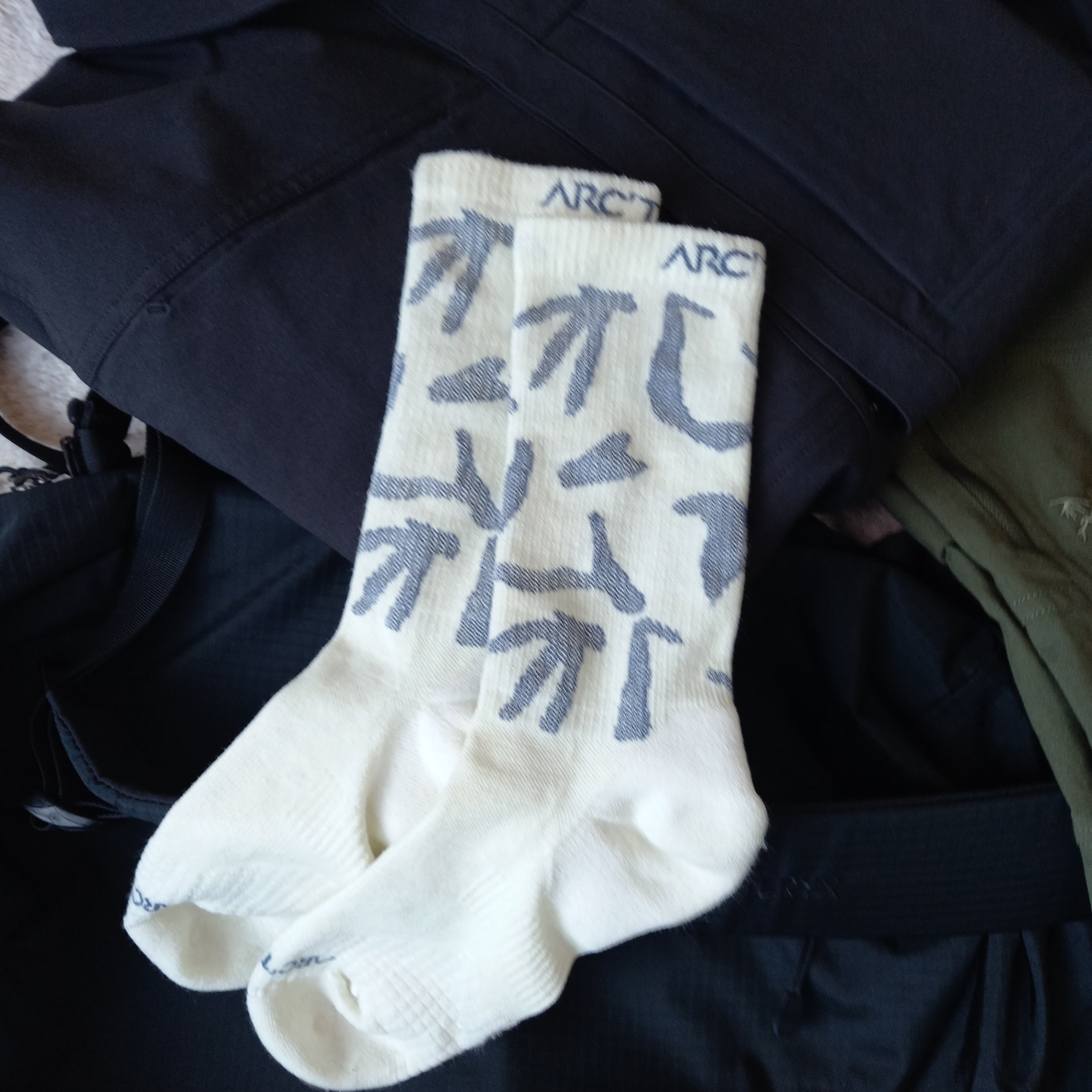 Arc'teryx Merino Wool Grotto Mid Sock White Stratus, Arc'teryx Cronin Cotton Pants Tatsu 착용 스타일 - 8