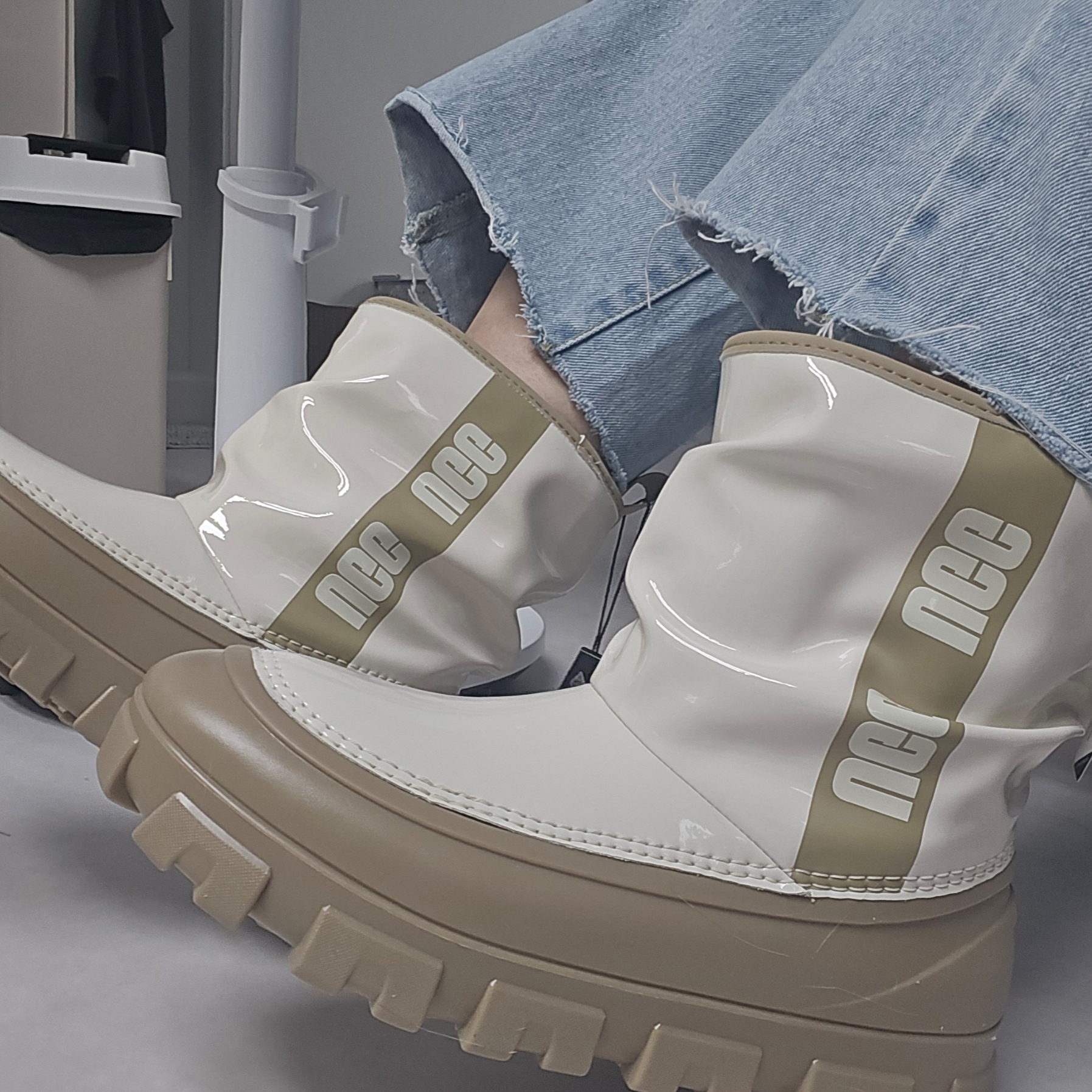(Kids) UGG Classic Brellah Mini Boot Mustard Seed Jasmine 착용 스타일