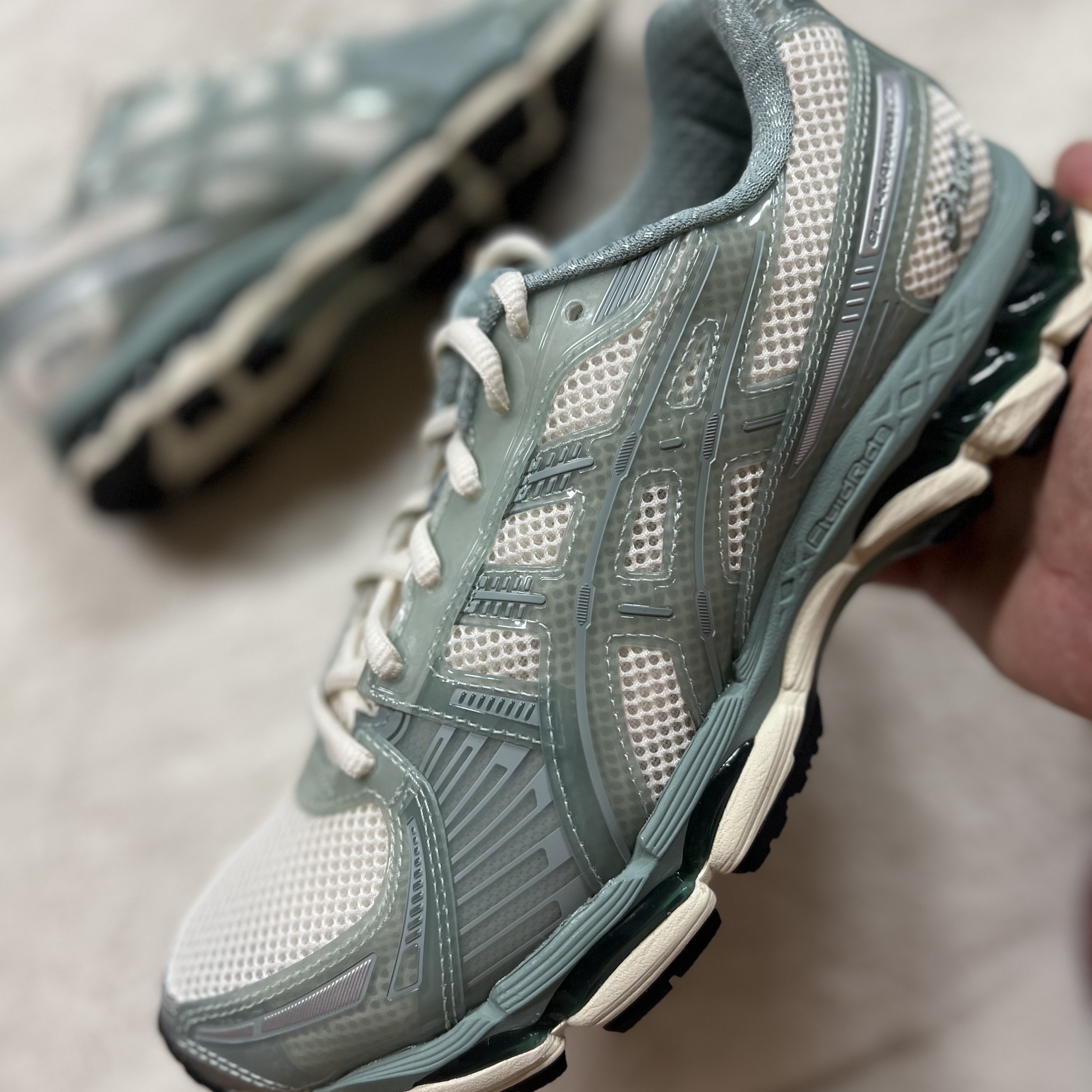 Asics x Ronnie Fieg Gel-Kayano 12.1 Cream Sage, New Balance x Cayl 1906R Blue 착용 스타일 - 2