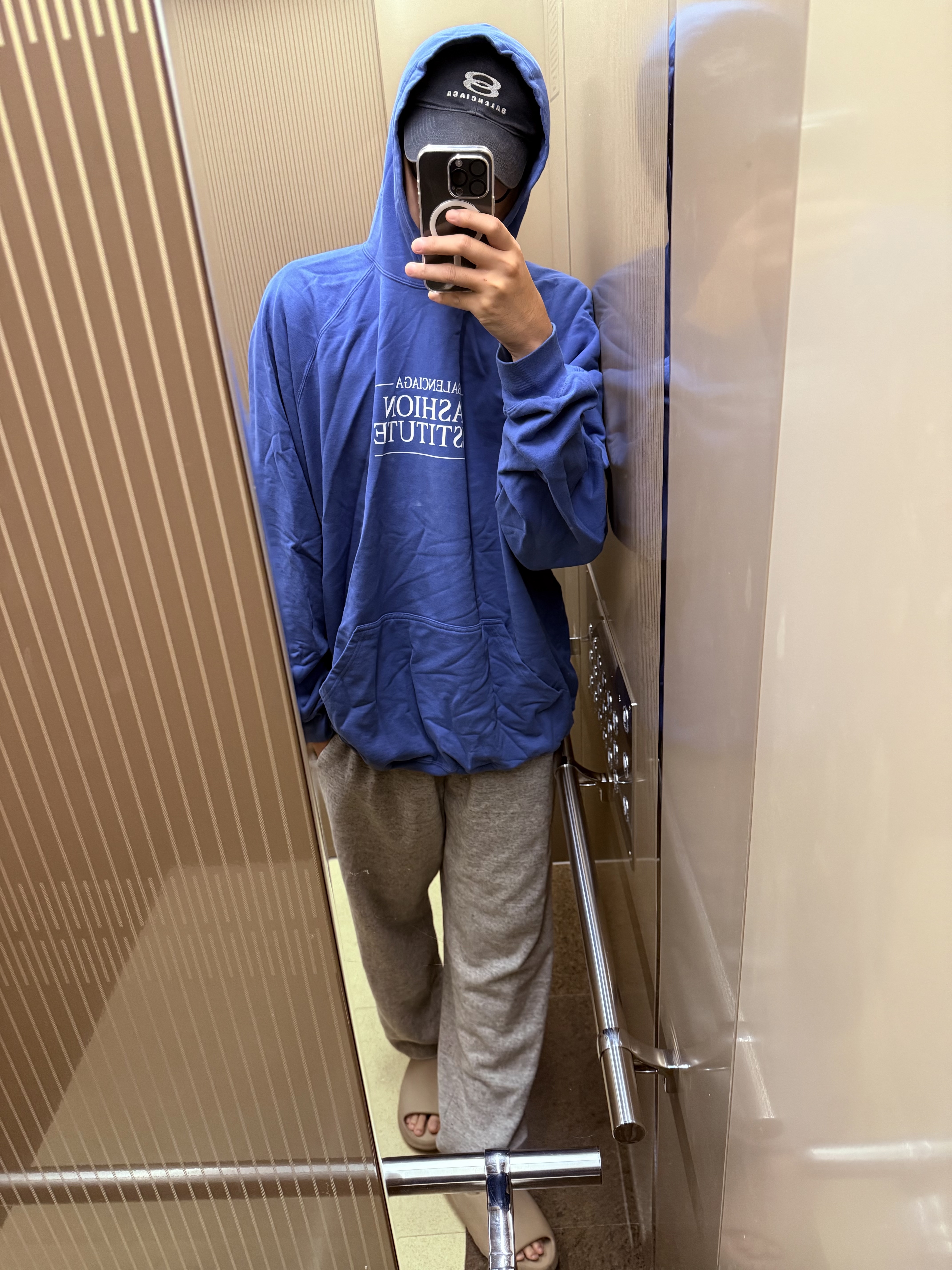 Balenciaga Unity Snowboard Cap Navy Blue, Adidas Yeezy Slide Pure - Re-Release Ver. 착용 스타일