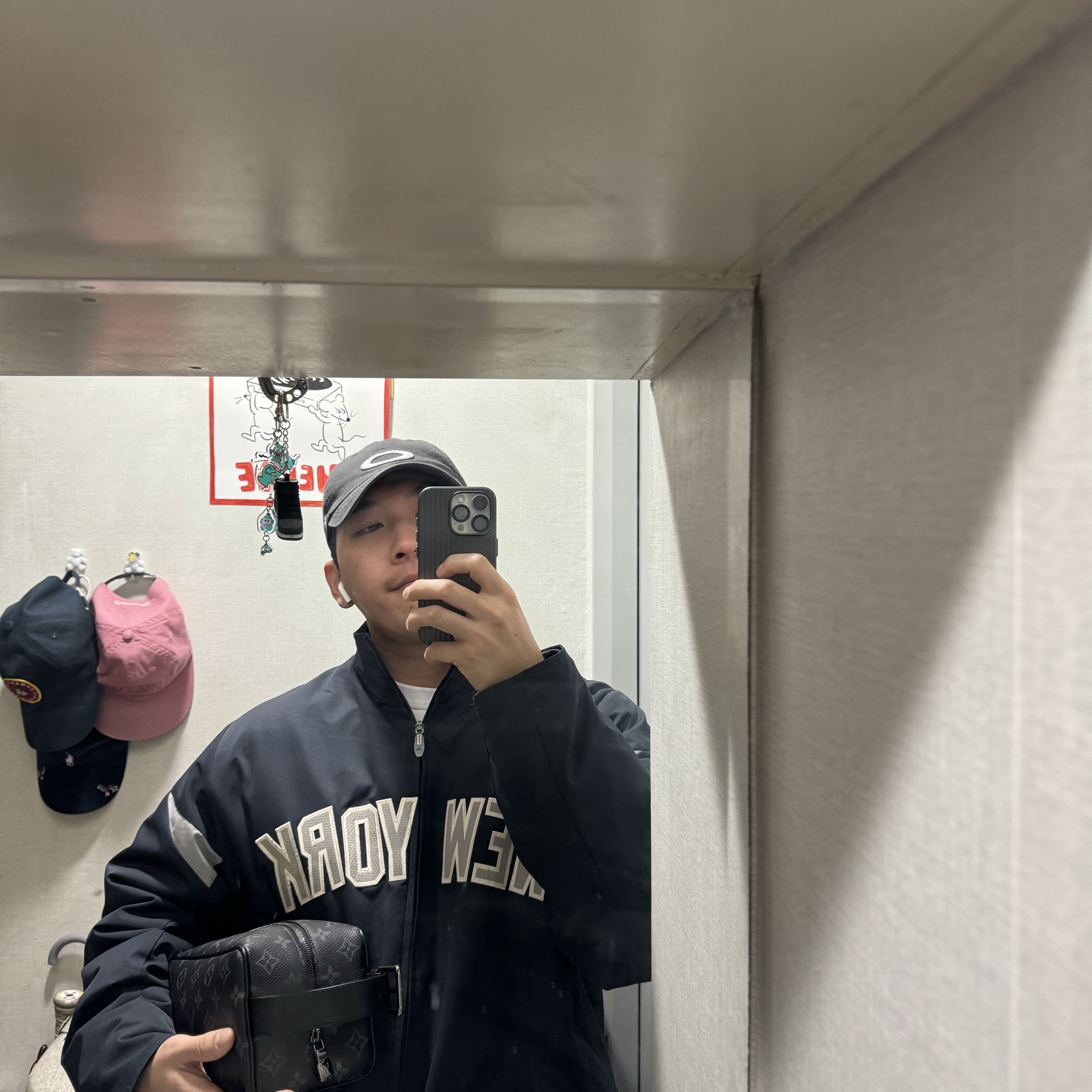 Oakley Remix Dad Hat Blackout, Louis Vuitton Locker Dopp Kit Monogram Black White 착용 스타일