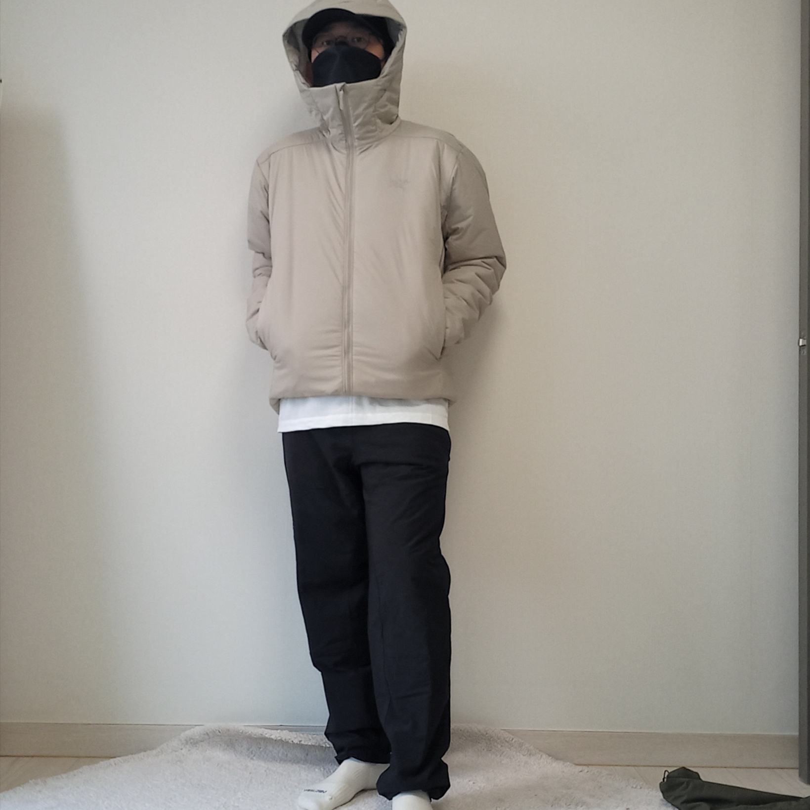 Arc'teryx Atom Heavyweight Hoody Rune, Arc'teryx Arc'Multi Bird Logo LS T-Shirt White Light 착용 스타일 - 2