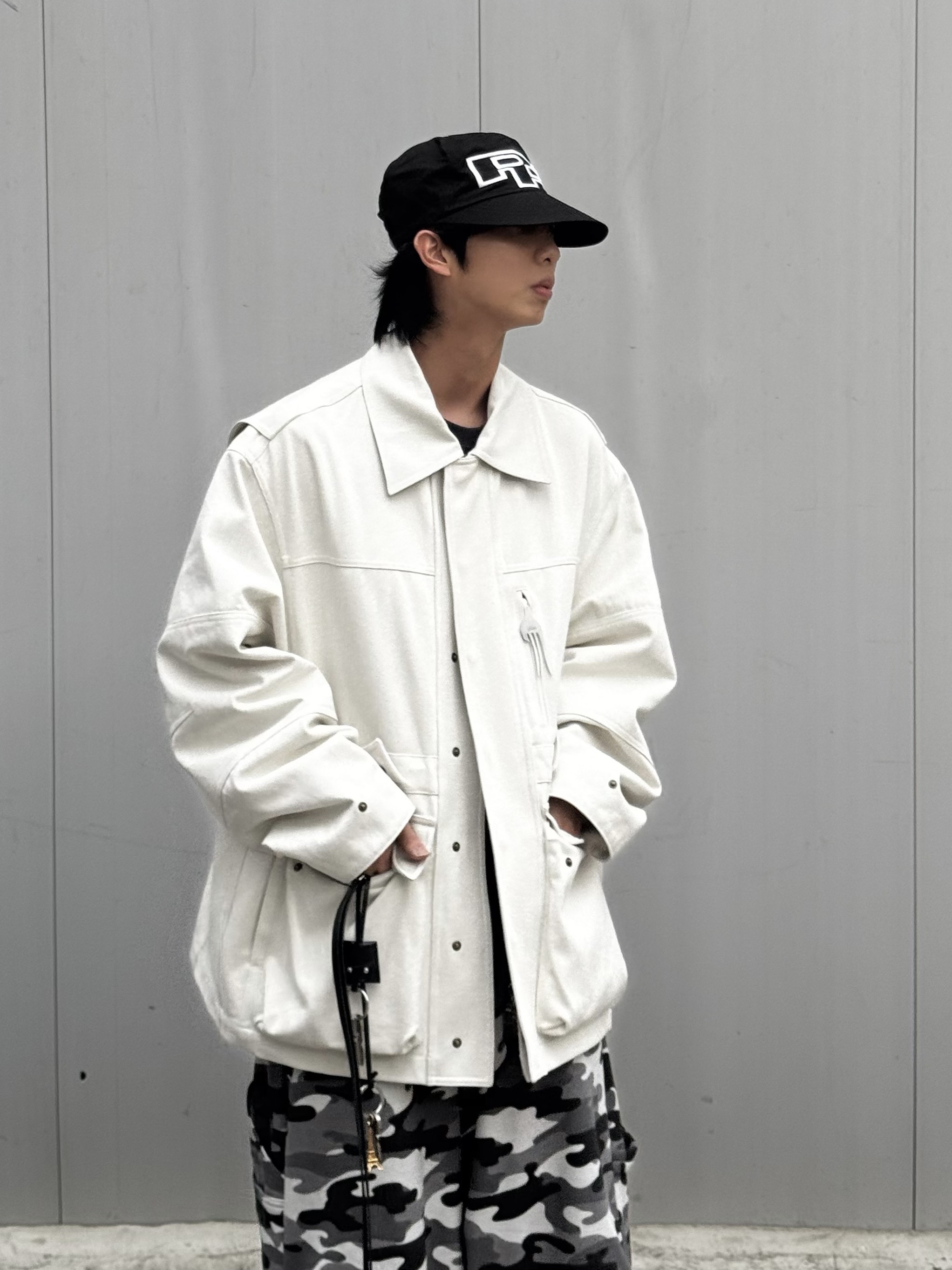 Balenciaga 10XL Sneakers White Grey Silver Black 착용 스타일 - 2