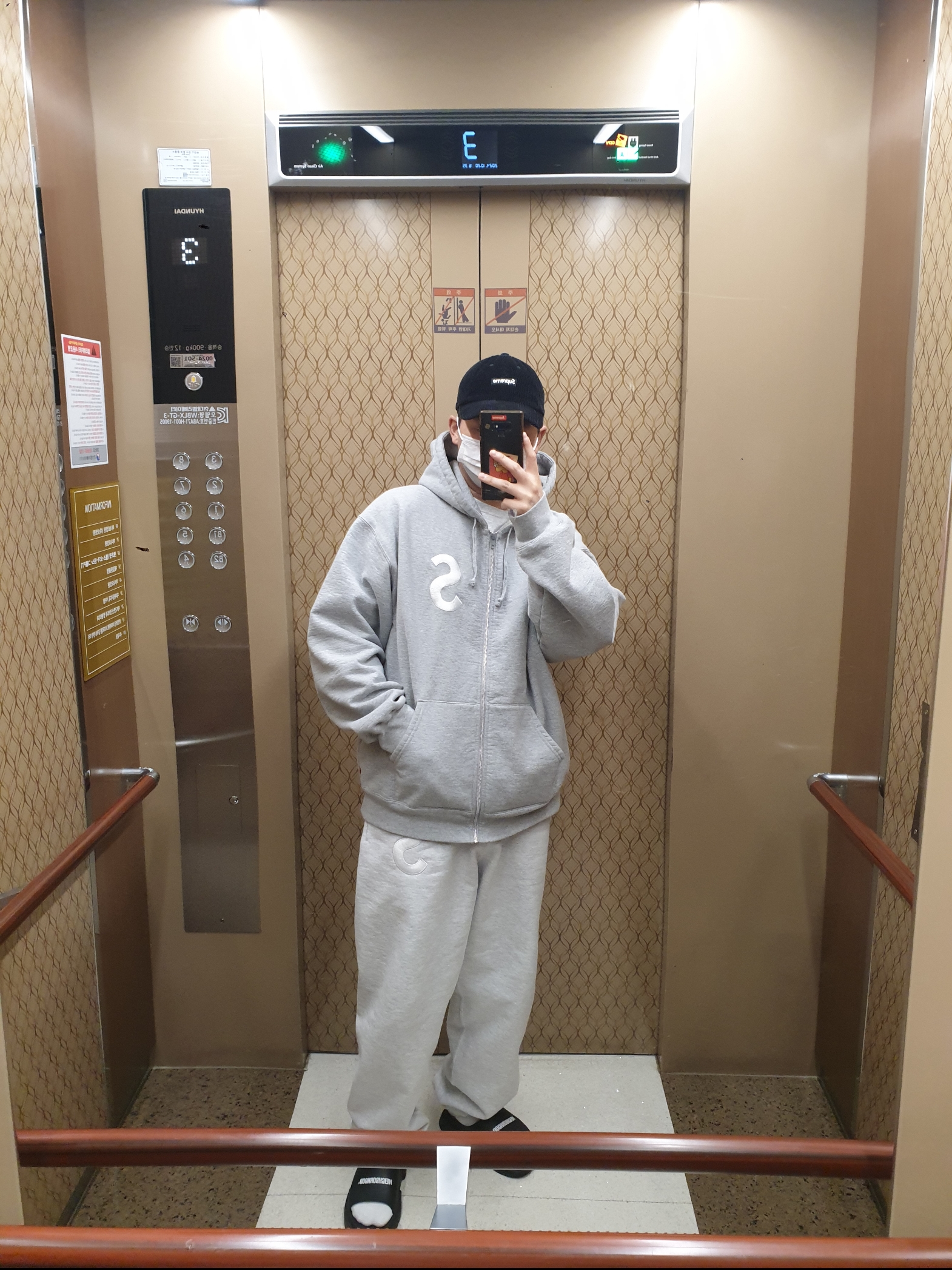 Supreme Ripple Corduroy Small Box 6-Panel Cap Black - 20FW, Supreme S Logo Zip Up Hooded Sweatshirt Heather Grey - 23FW 착용 스타일