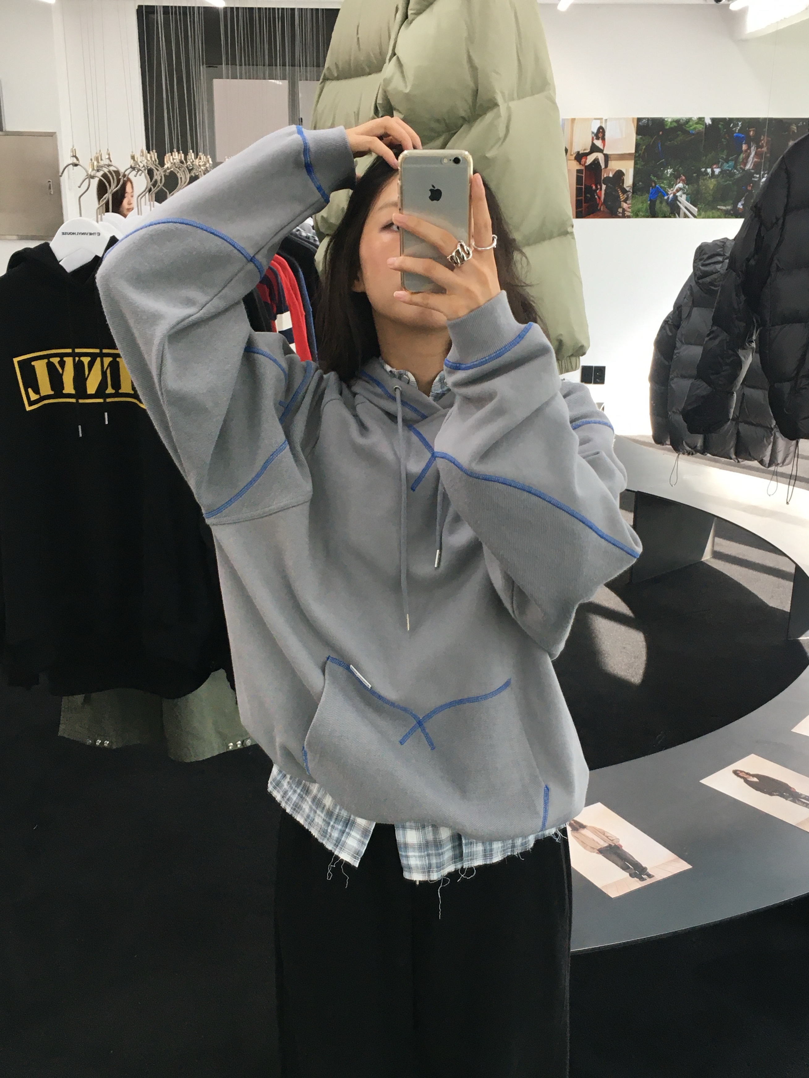 Thevinylhouse Cut Off Hoodie Grey, Thevinylhouse Western Check Shirts Grey 착용 스타일 - 1