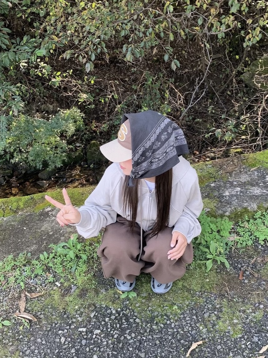 Coyseio String Pocket Hood Zip-Up Sand, Asics Jog 100 S Steel Grey - 2E Wide 착용 스타일