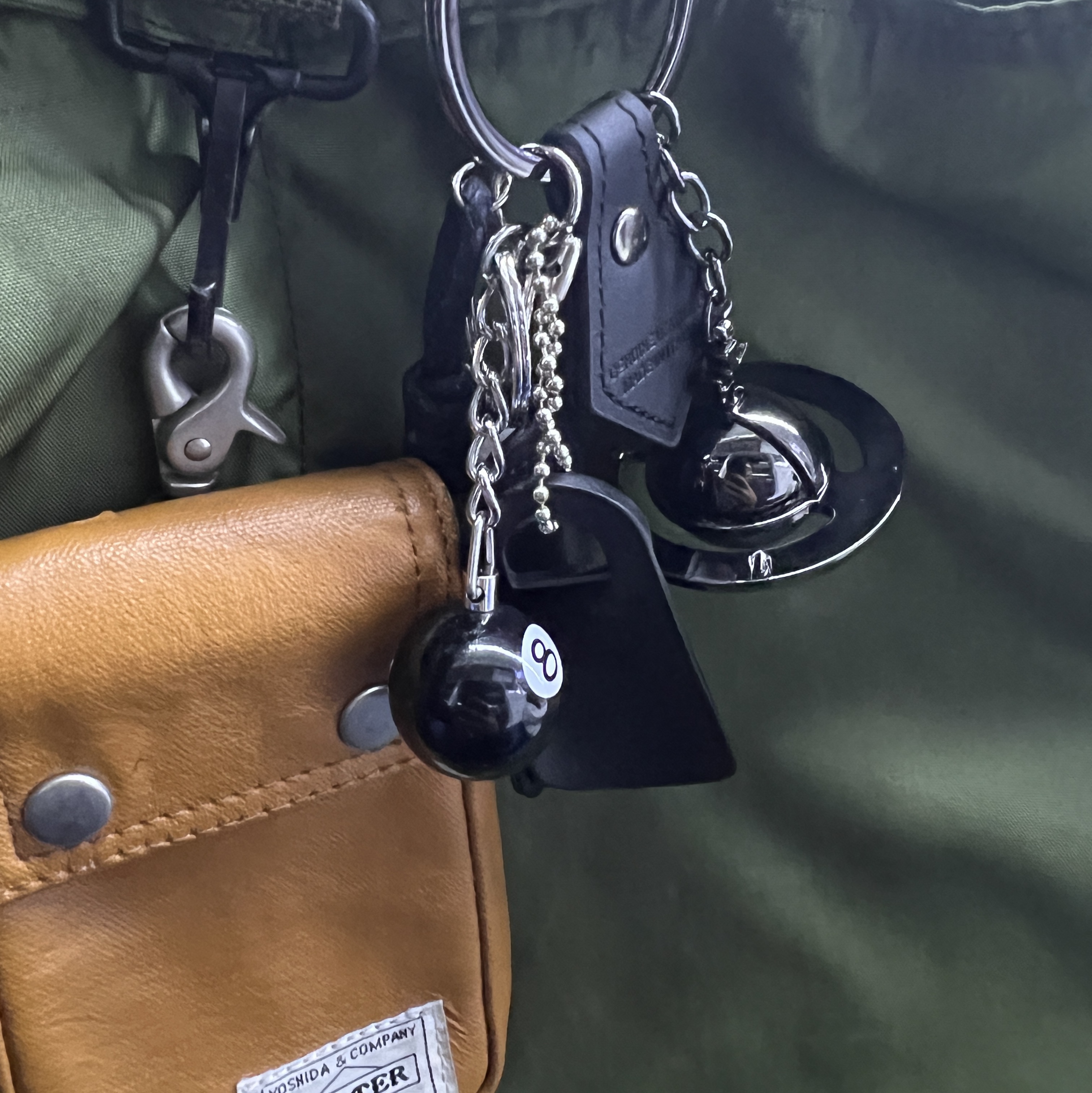 Vivienne Westwood 3D Orb Keyring Gunmetal Black, Stussy 8 Ball Keychain Black 착용 스타일