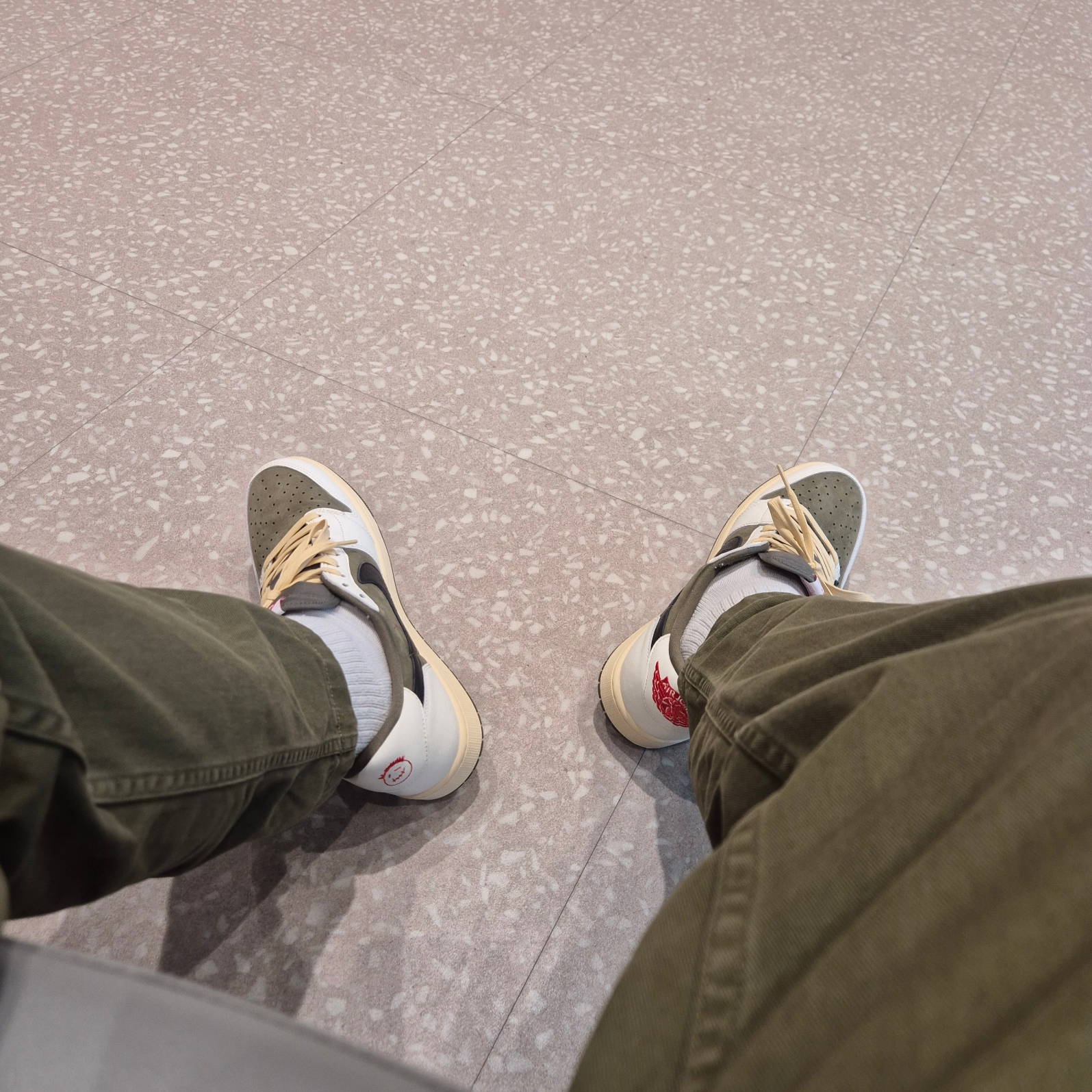 Jordan 1 x Travis Scott Retro Low OG SP Reverse Olive, IAB Studio Blackwatch Tartan Shirt Blue Green 착용 스타일 - 2