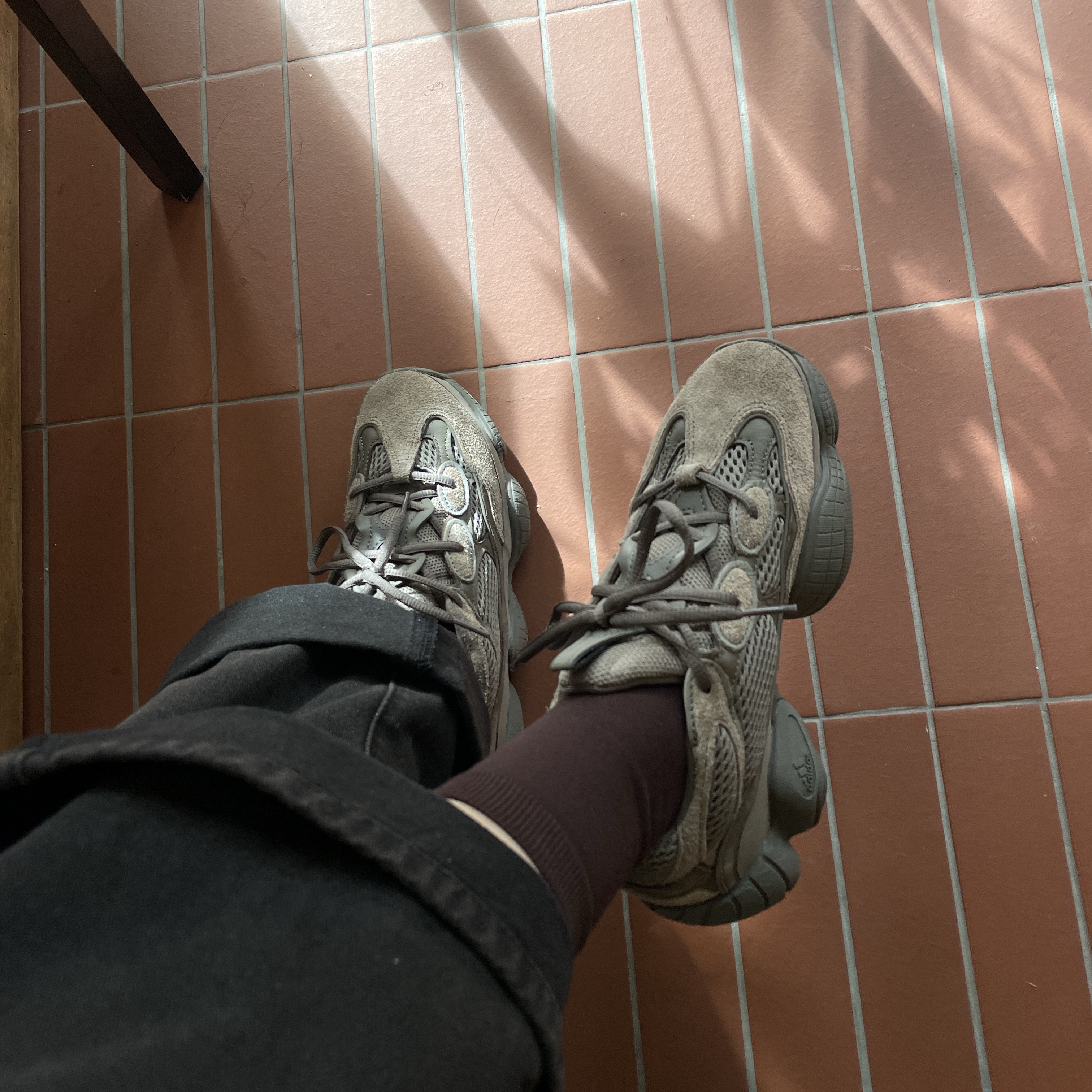 Adidas Yeezy 500 Clay Brown, Adidas Yeezy 500 Ash Grey 착용 스타일 - 1