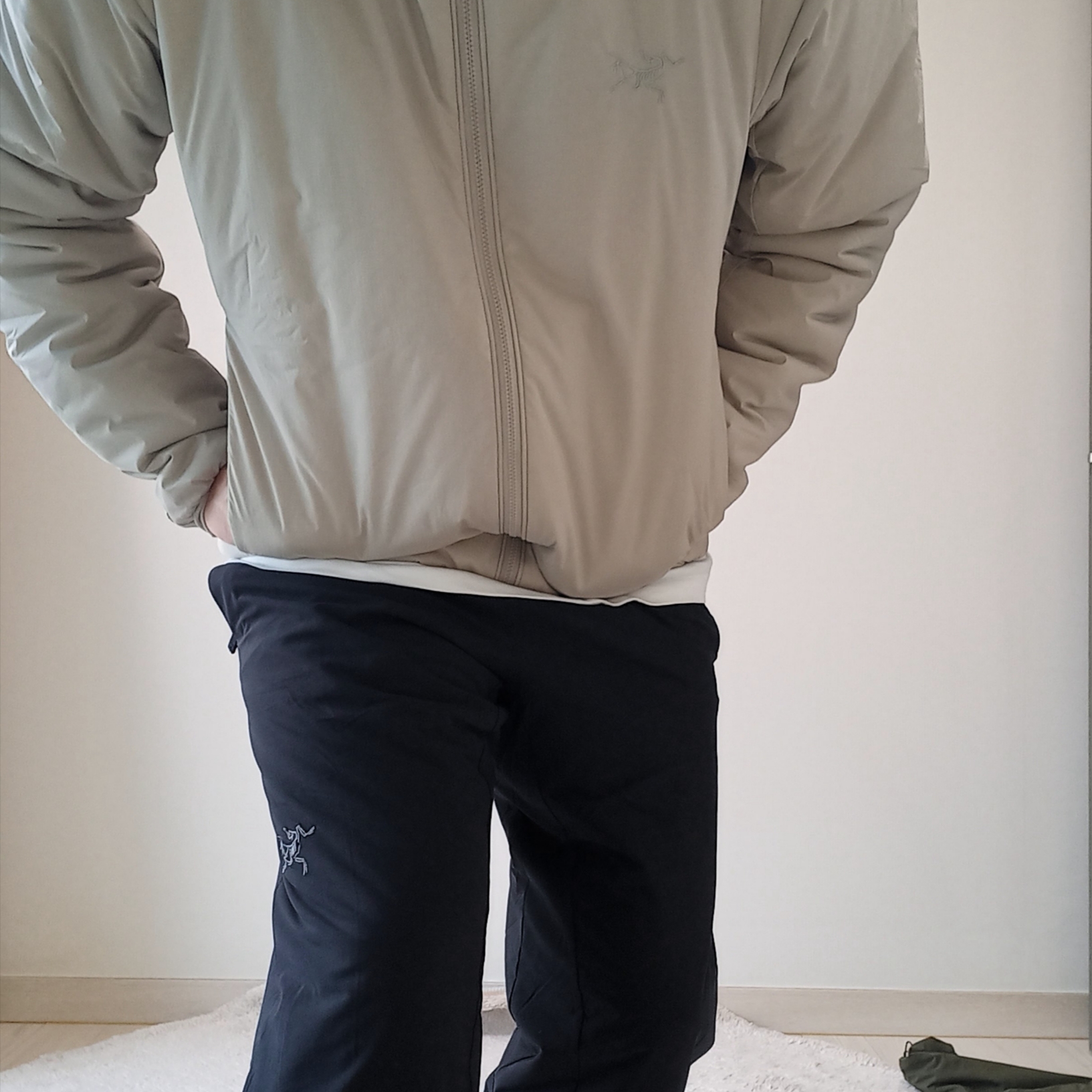 Arc'teryx Atom Heavyweight Hoody Rune, Arc'teryx Arc'Multi Bird Logo LS T-Shirt White Light 착용 스타일 - 4