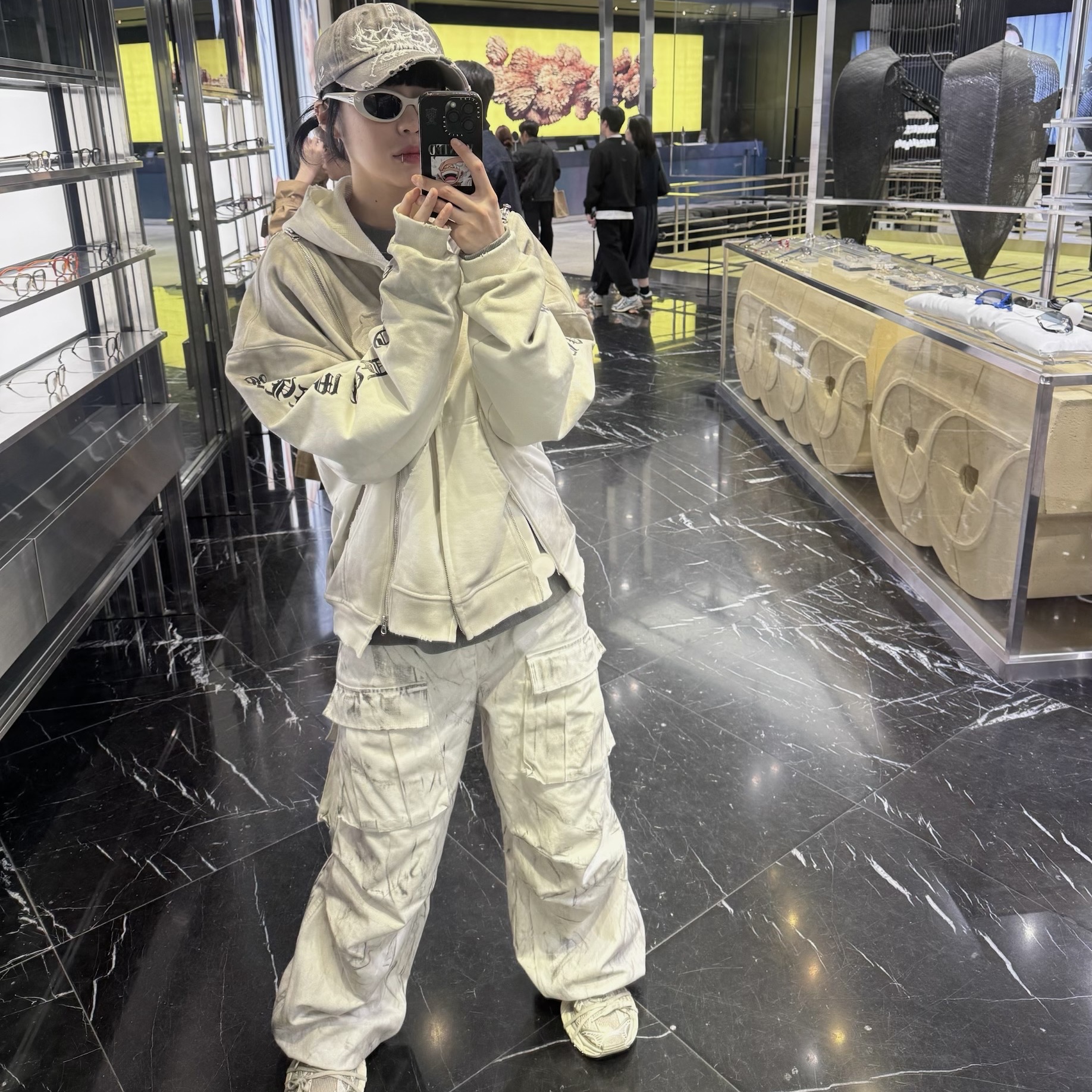 Nos Couleurs 01 Cargo Pants Dirty Washing, Balenciaga 3XL Sneakers Light Beige 착용 스타일 - 4