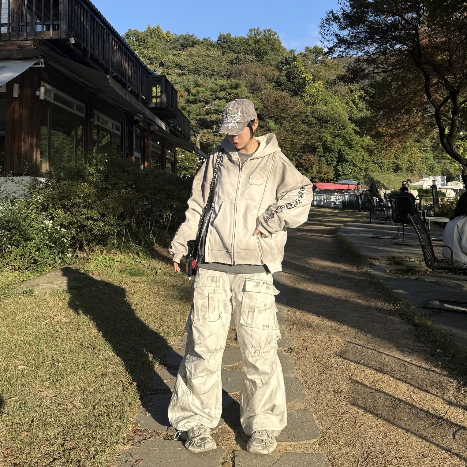 Nos Couleurs 01 Cargo Pants Dirty Washing, Balenciaga 3XL Sneakers Light Beige 착용 스타일 - 2