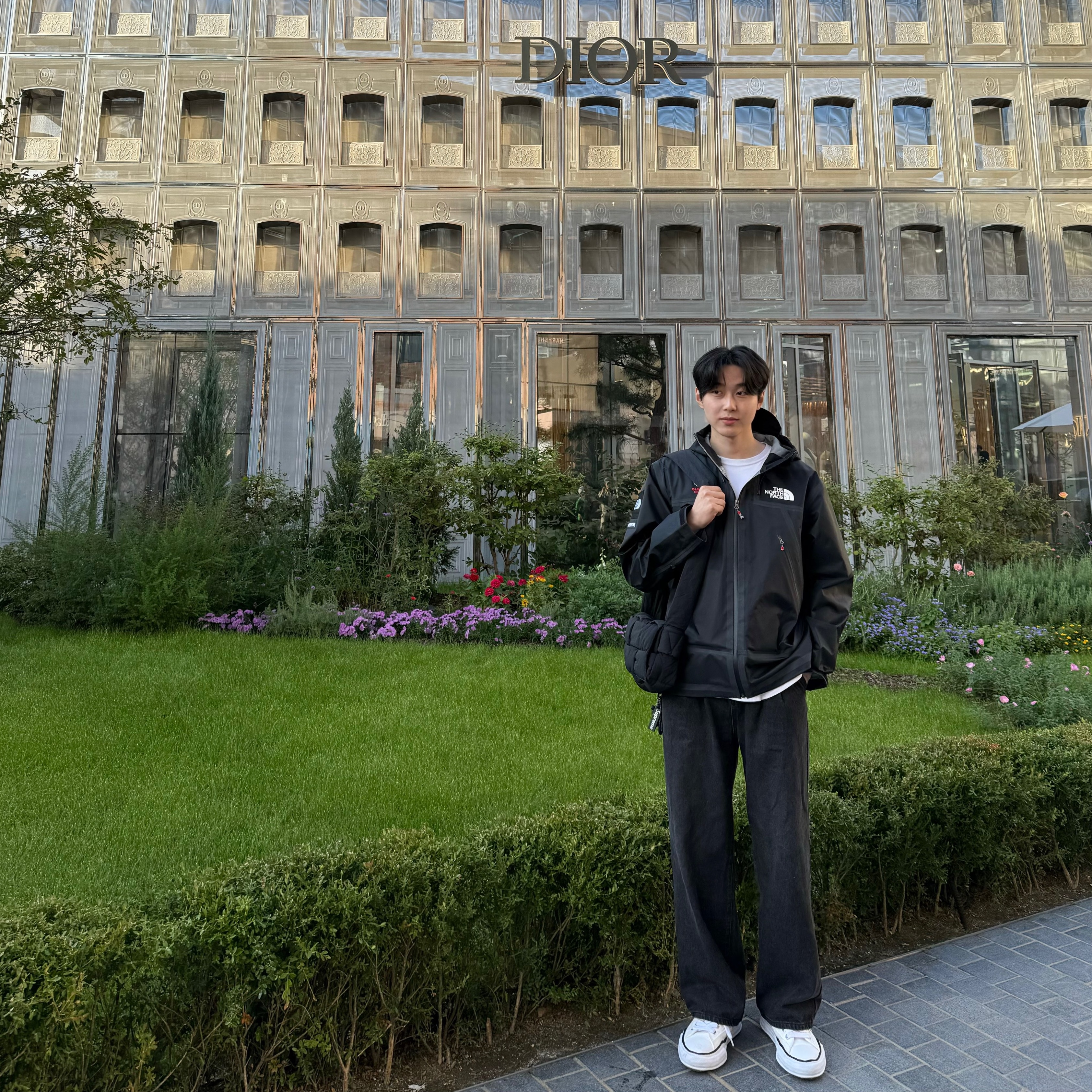 Maison Mihara Yasuhiro Peterson OG Sole Canvas Low Sneakers White, Supreme x The North Face Summit Series Outer Tape Seam Jacket Black - 21SS 착용 스타일