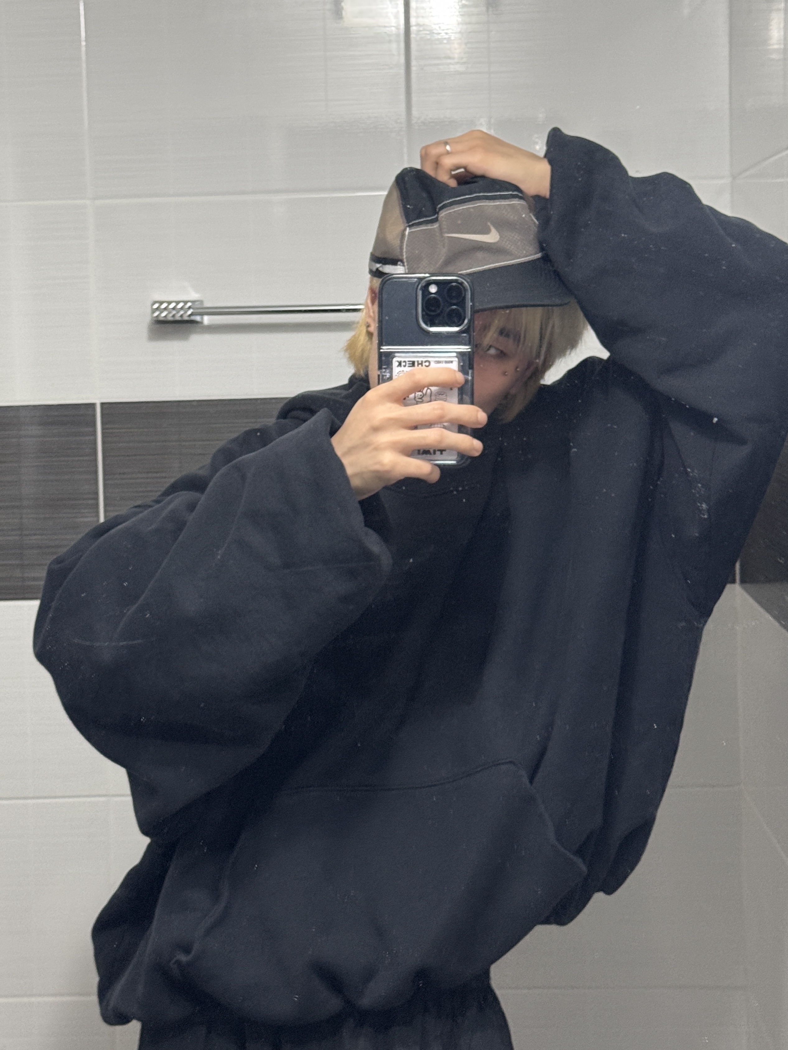 Yeezy Gap Engineered By Balenciaga Dove Hoodie Washed Black 착용 스타일 - 2
