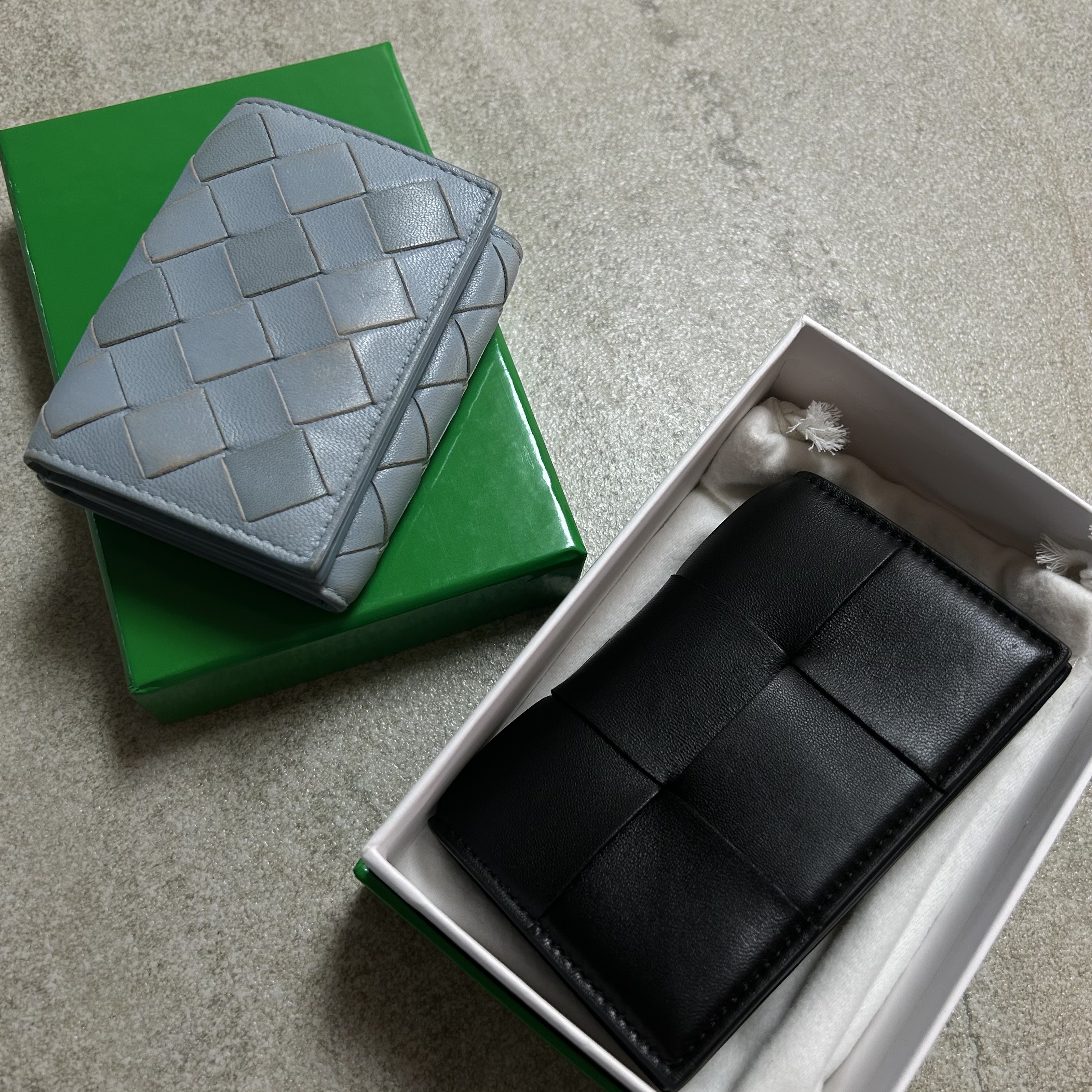 Bottega Veneta Cassette Business Card Case Black 착용 스타일 - 2