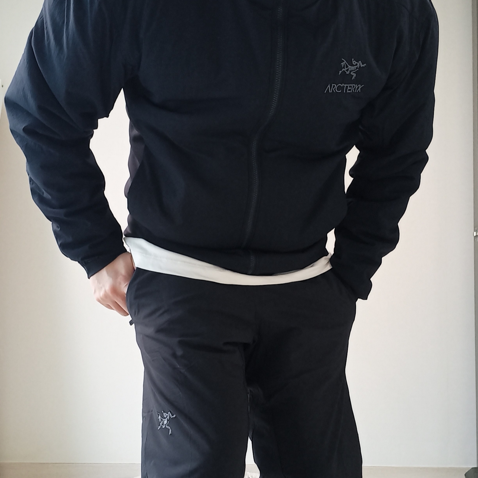 Arc'teryx Atom Hoody Black, Arc'teryx Arc'Multi Bird Logo LS T-Shirt White Light 착용 스타일 - 4