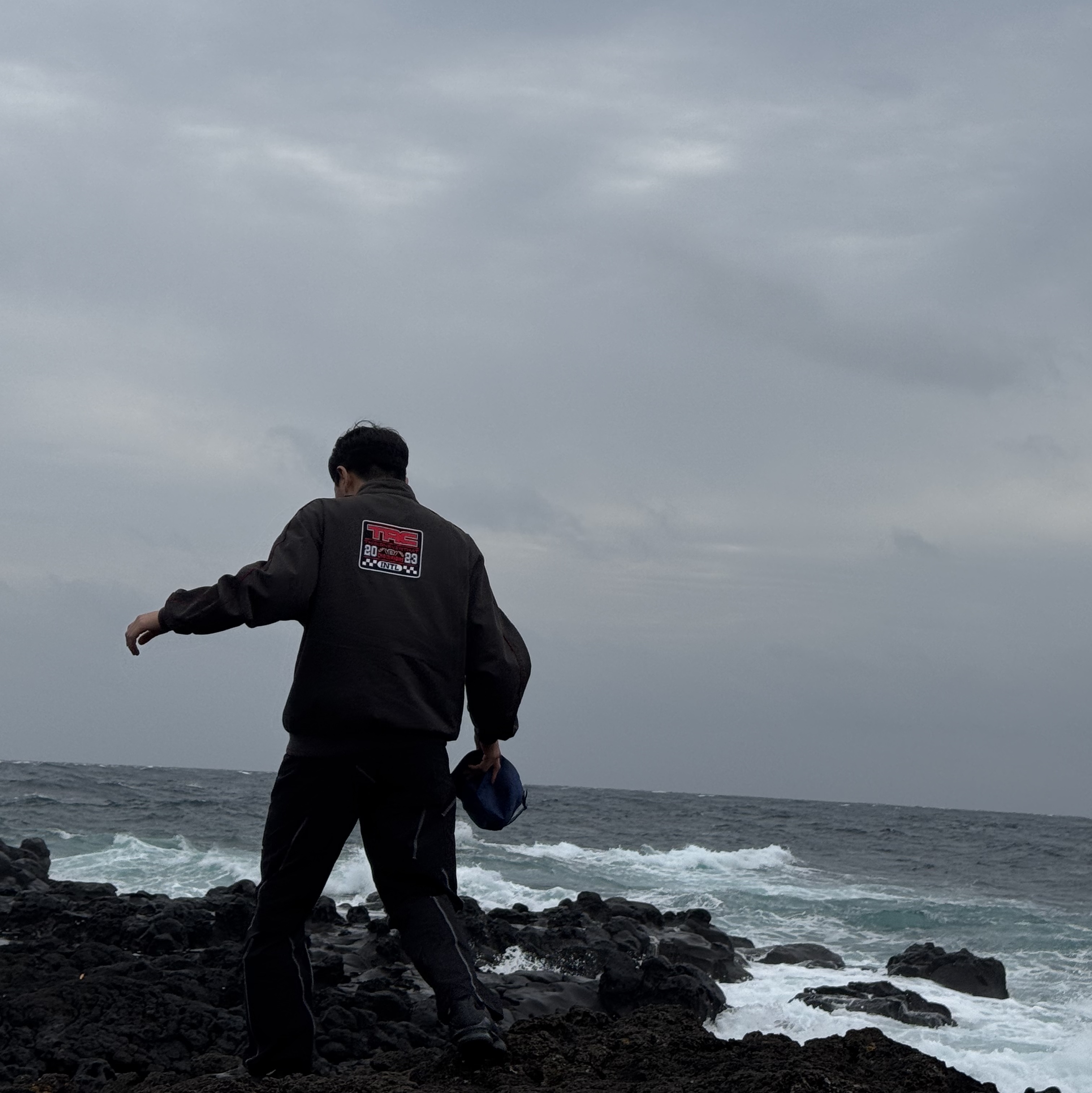 Thisisneverthat TRC Racing Jacket Charcoal, Stussy Washed Stock Low Pro Cap Navy 착용 스타일