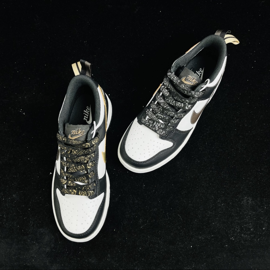 (GS) Nike Dunk Low SE Off Noir Summit White Metallic Pewter 착용 스타일