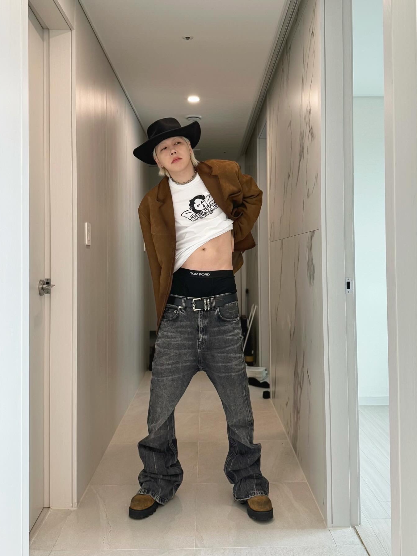 (W) Prada Suede Jacket Tobacco, Balenciaga Denim Flared Pants Black 착용 스타일 - 1