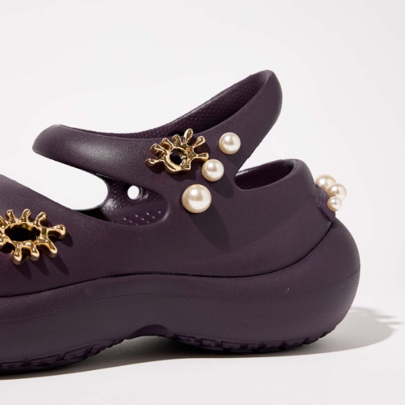 (W) Crocs Phaedra Embellished Currant 착용 스타일 - 3