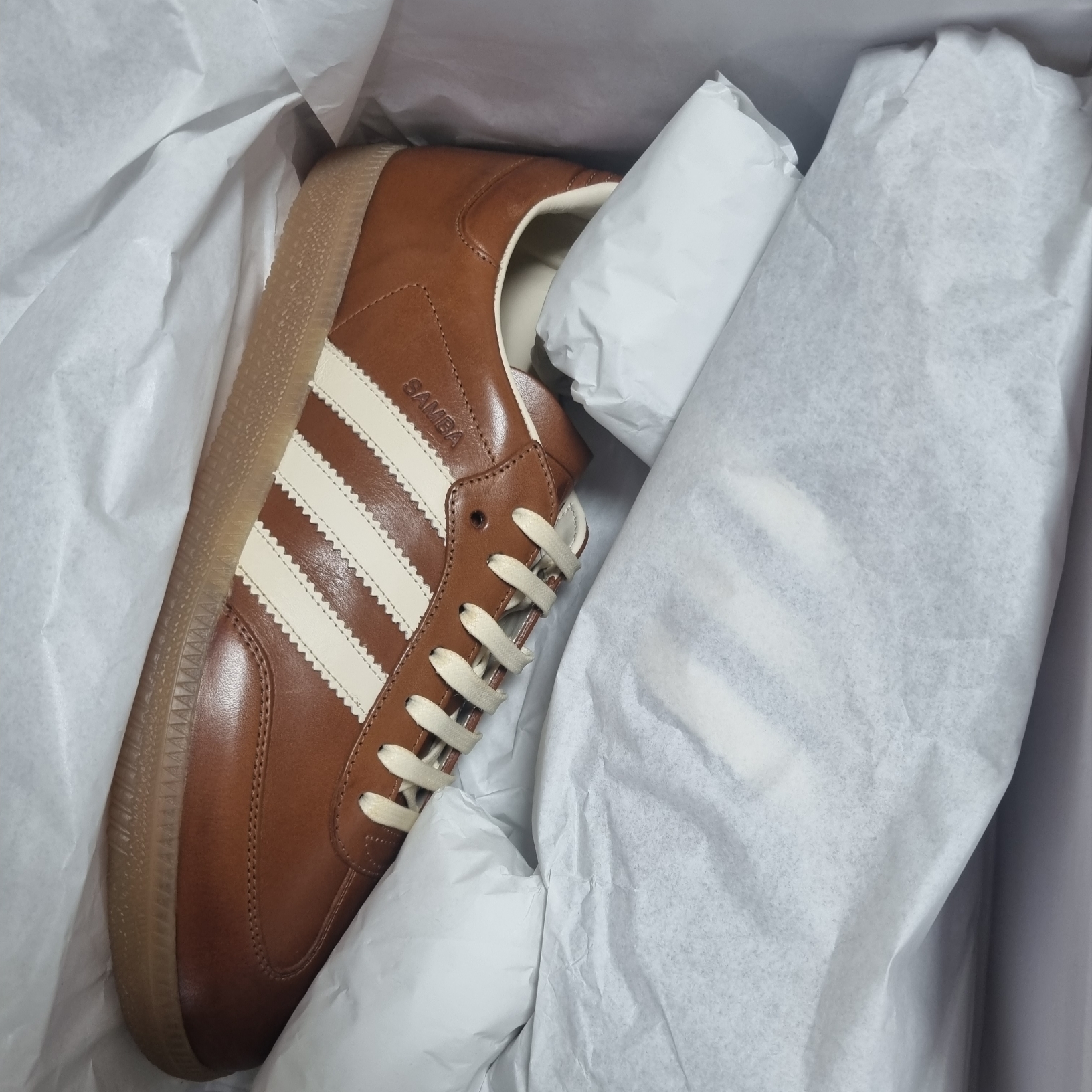 Adidas Samba OG Made in Italy Brown Wonder White 착용 스타일 - 2
