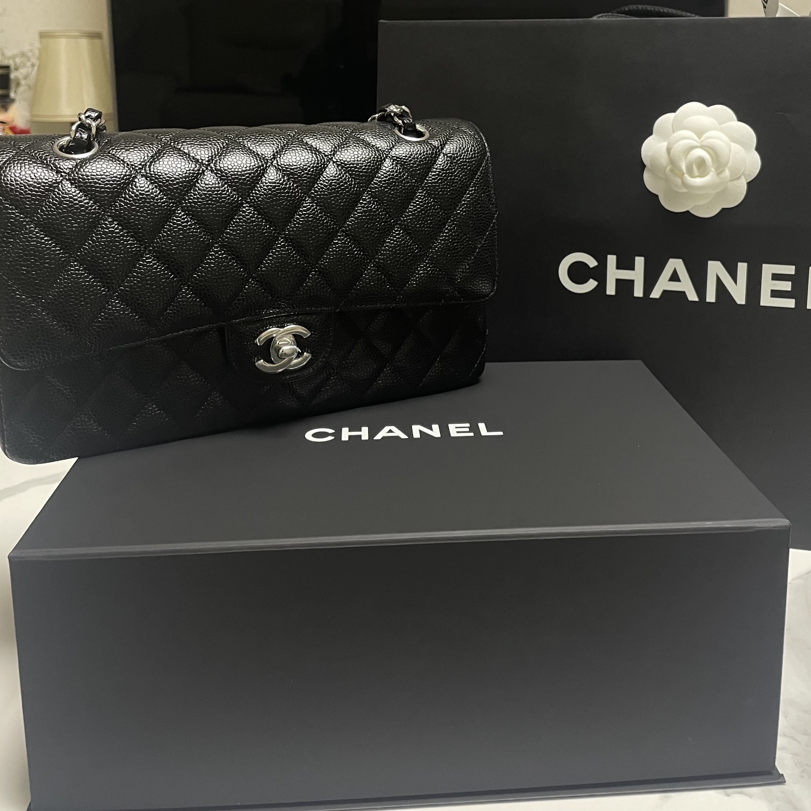 Chanel Medium Classic Handbag Grained Calfskin & Silver Black 착용 스타일