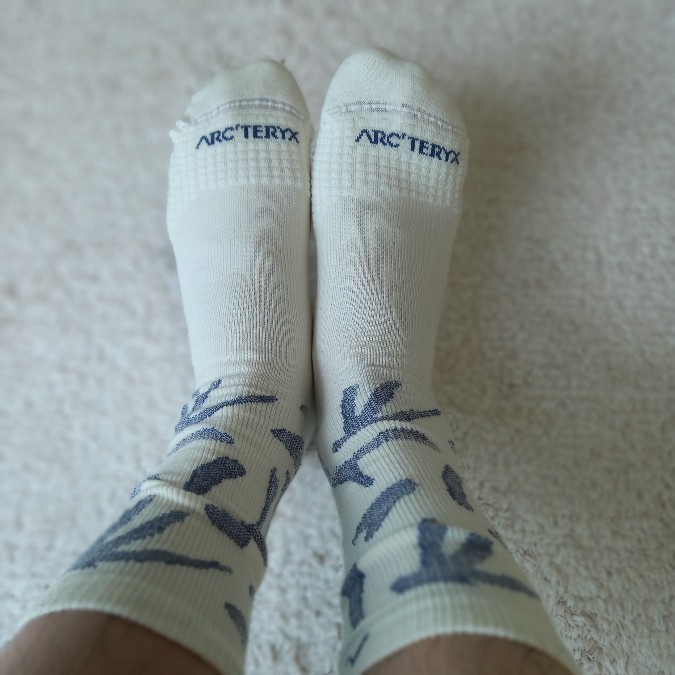 Arc'teryx Merino Wool Grotto Mid Sock White Stratus 착용 스타일 - 1