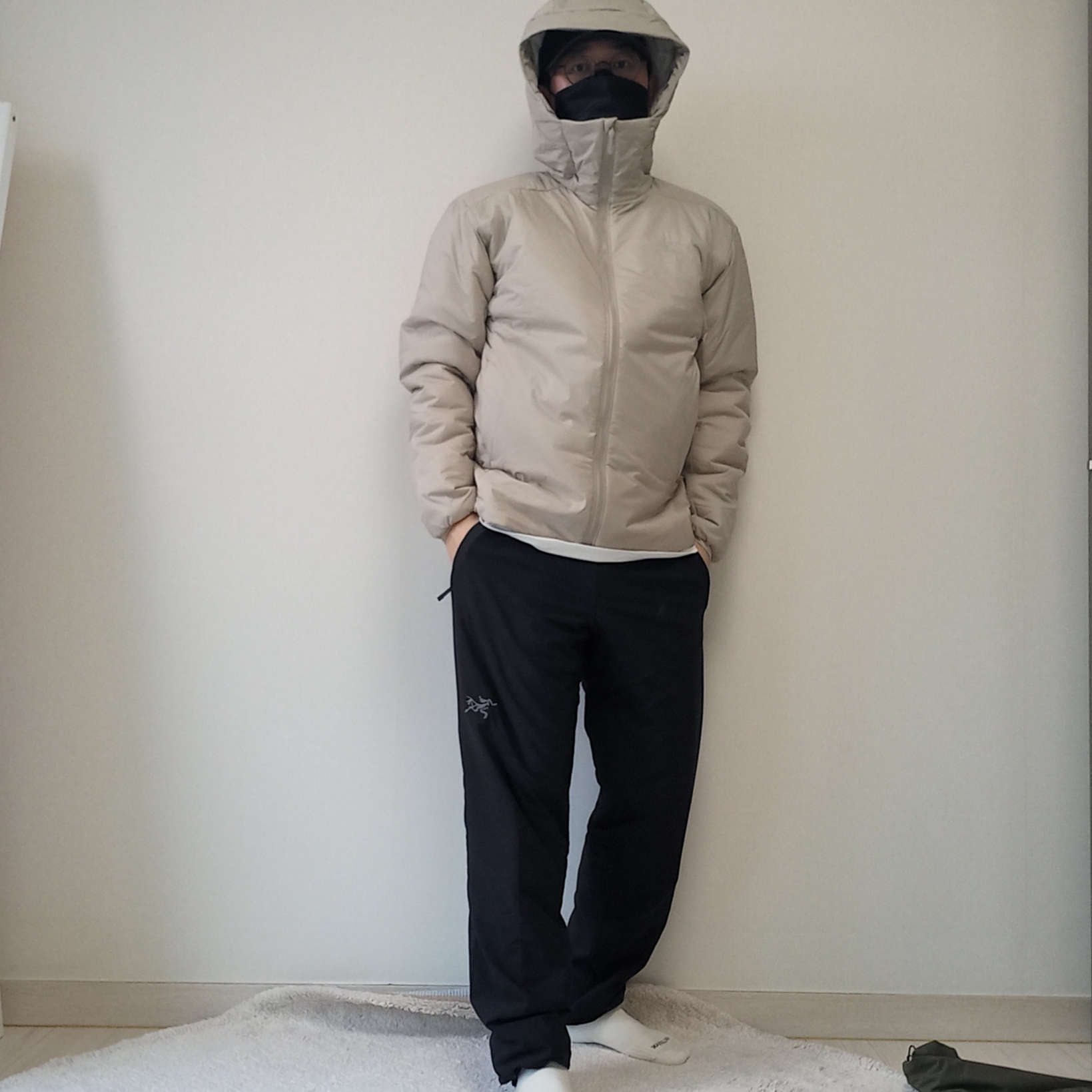 Arc'teryx Atom Heavyweight Hoody Rune, Arc'teryx Arc'Multi Bird Logo LS T-Shirt White Light 착용 스타일 - 3