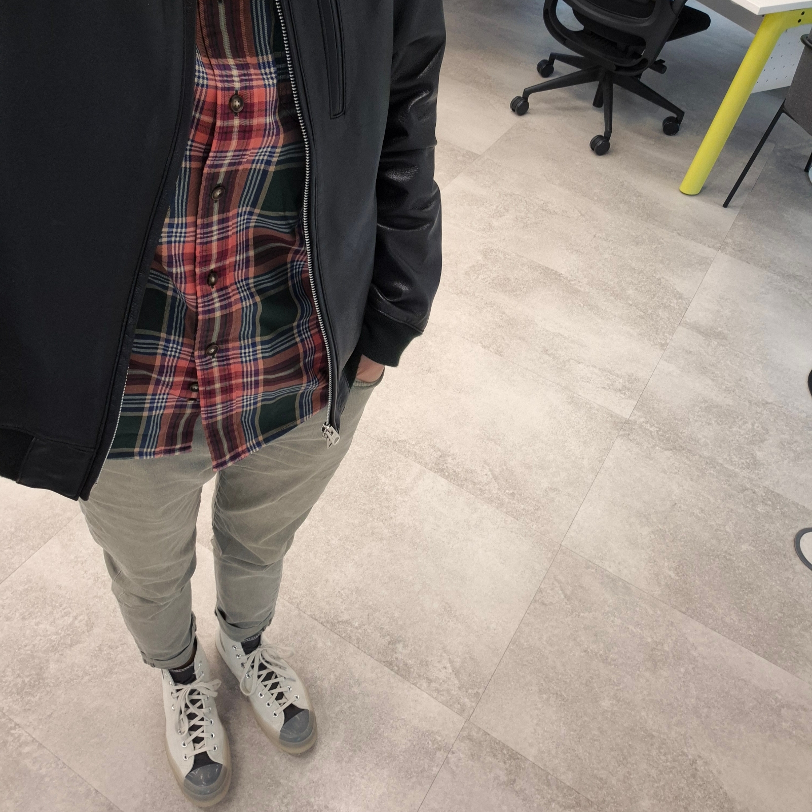 Converse x A-Cold-Wall Chuck 70 Hi Silver Birch 착용 스타일 - 1