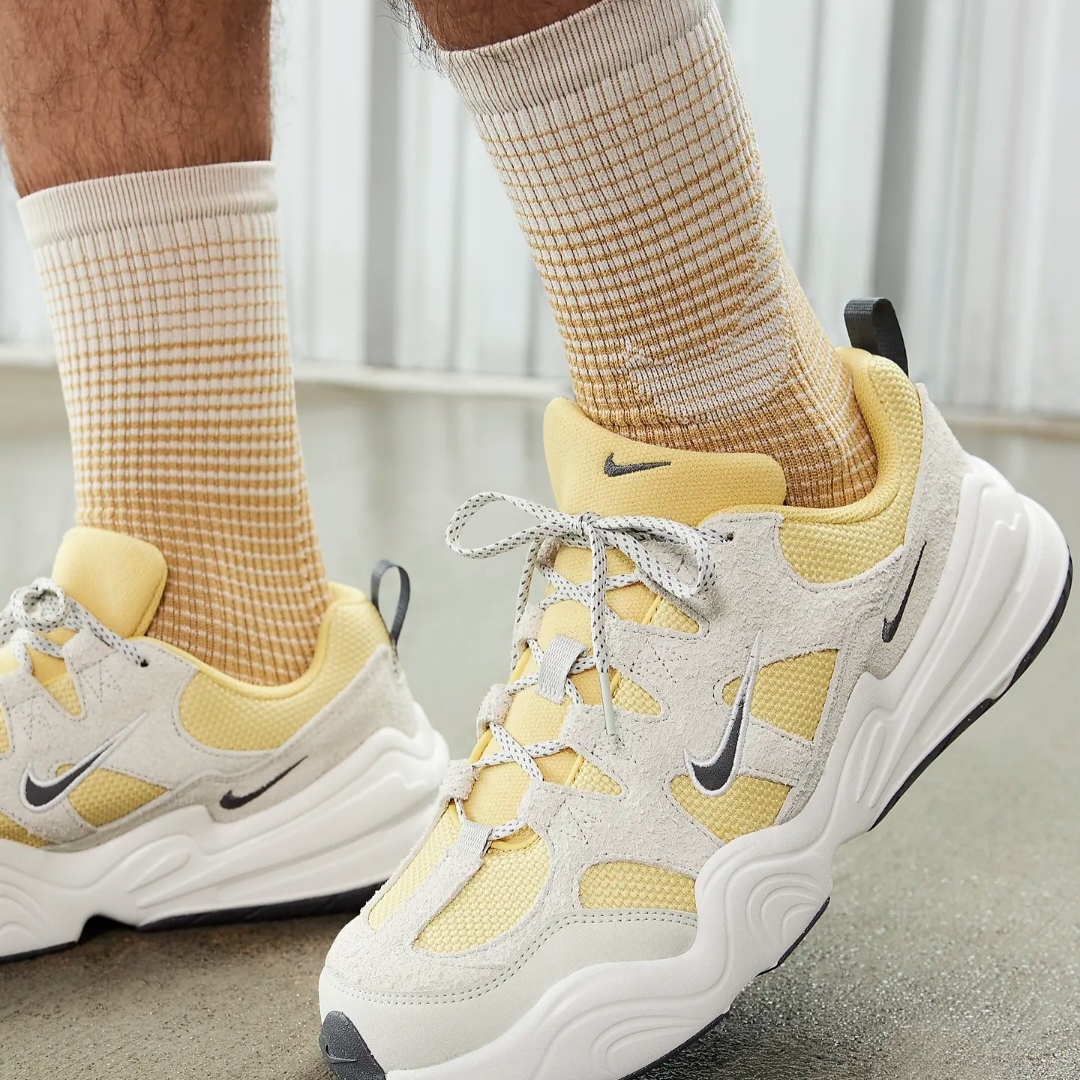Nike Tech Hera Saturn Gold Light Bone 착용 스타일