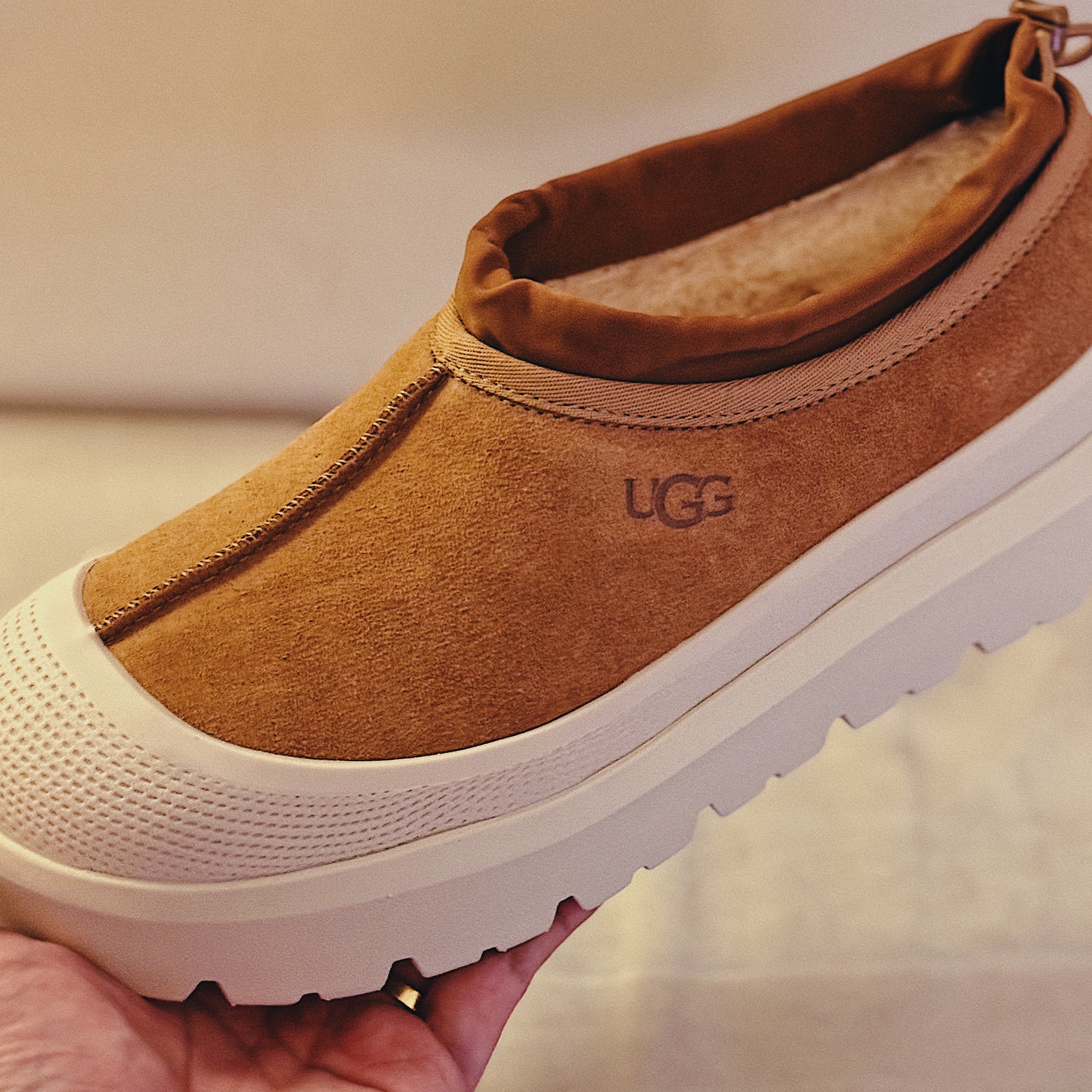 UGG Tasman Weather Hybrid Chestnut Whitecap 착용 스타일
