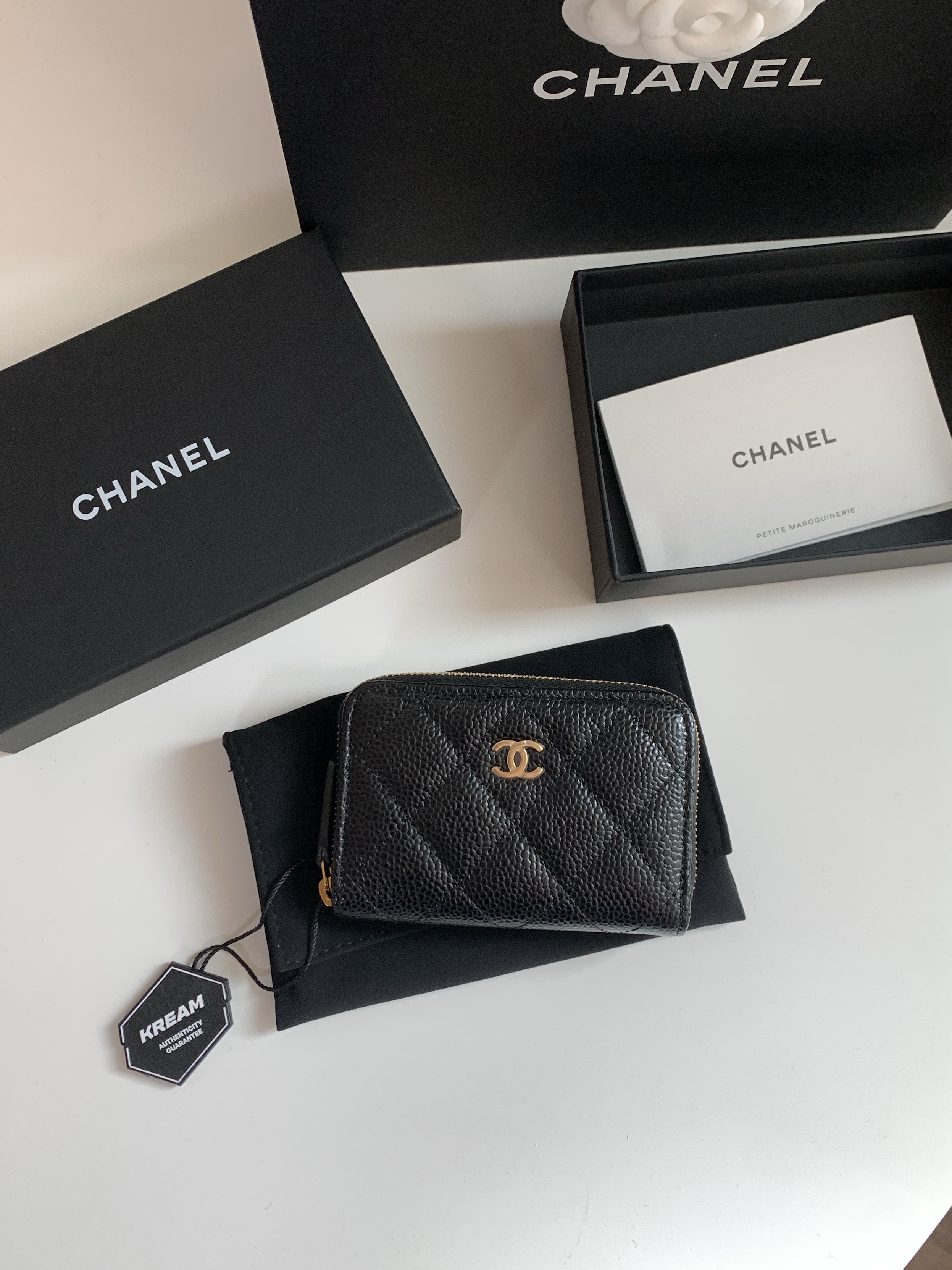 Chanel Classic Zipped Coin Purse Grained Calfskin & Gold Black 착용 스타일