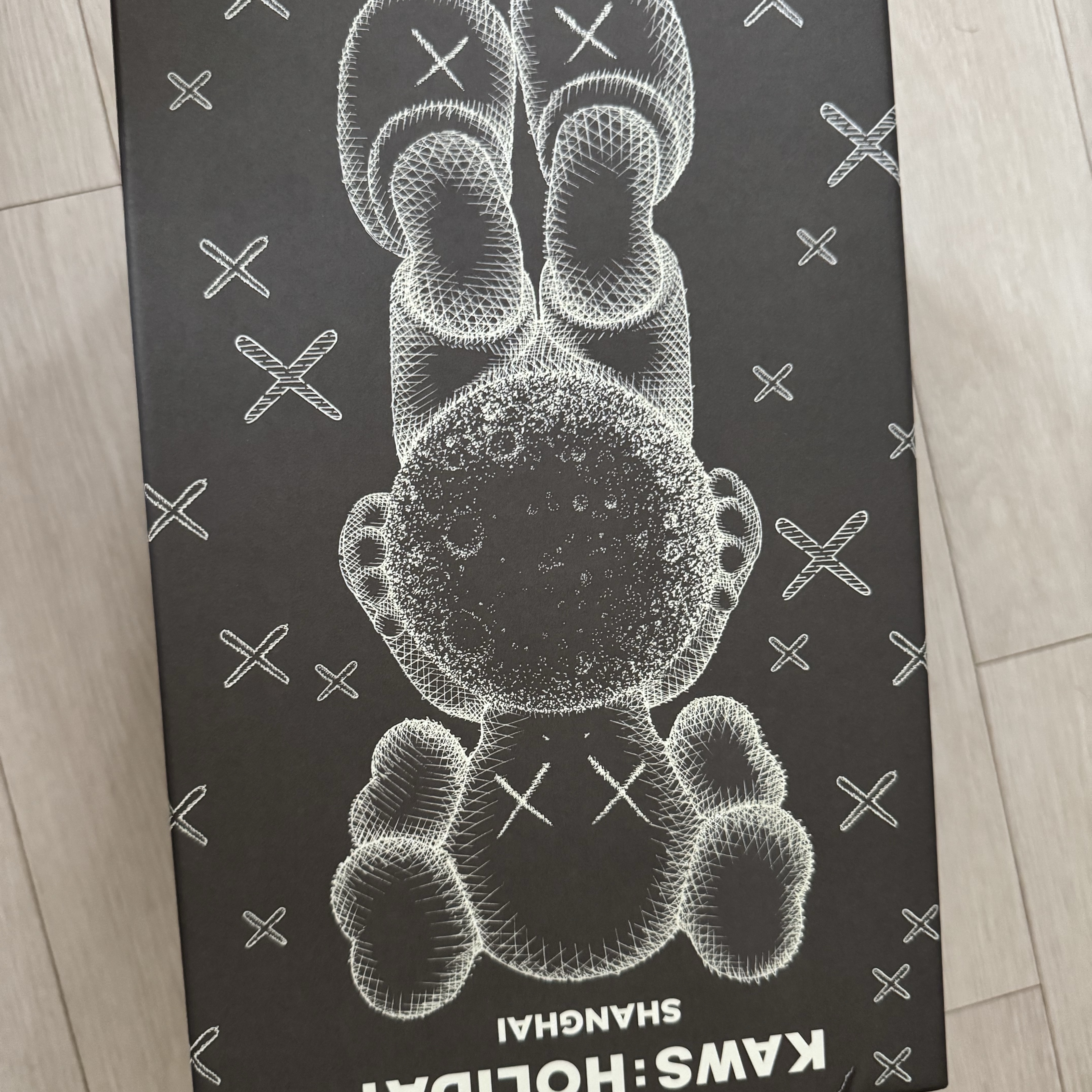 Kaws Holiday Shanghai Figure Brown 착용 스타일 - 2
