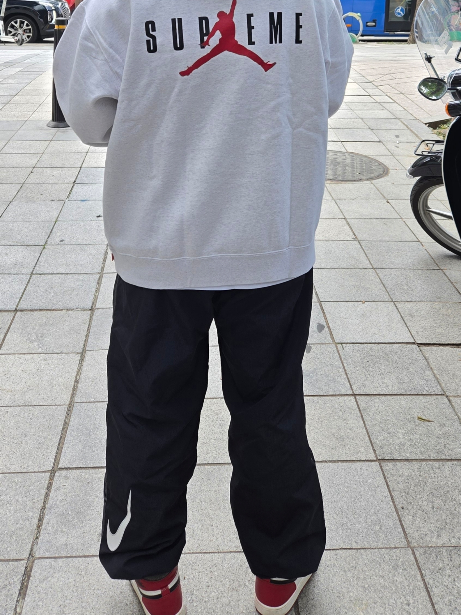 Supreme x Jordan Hooded Sweatshirt Ash Grey - 24FW, Supreme x Nike Ripstop Track Pants Black - 24SS 착용 스타일