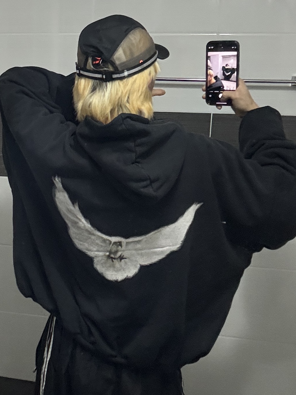 Yeezy Gap Engineered By Balenciaga Dove Hoodie Washed Black 착용 스타일 - 4