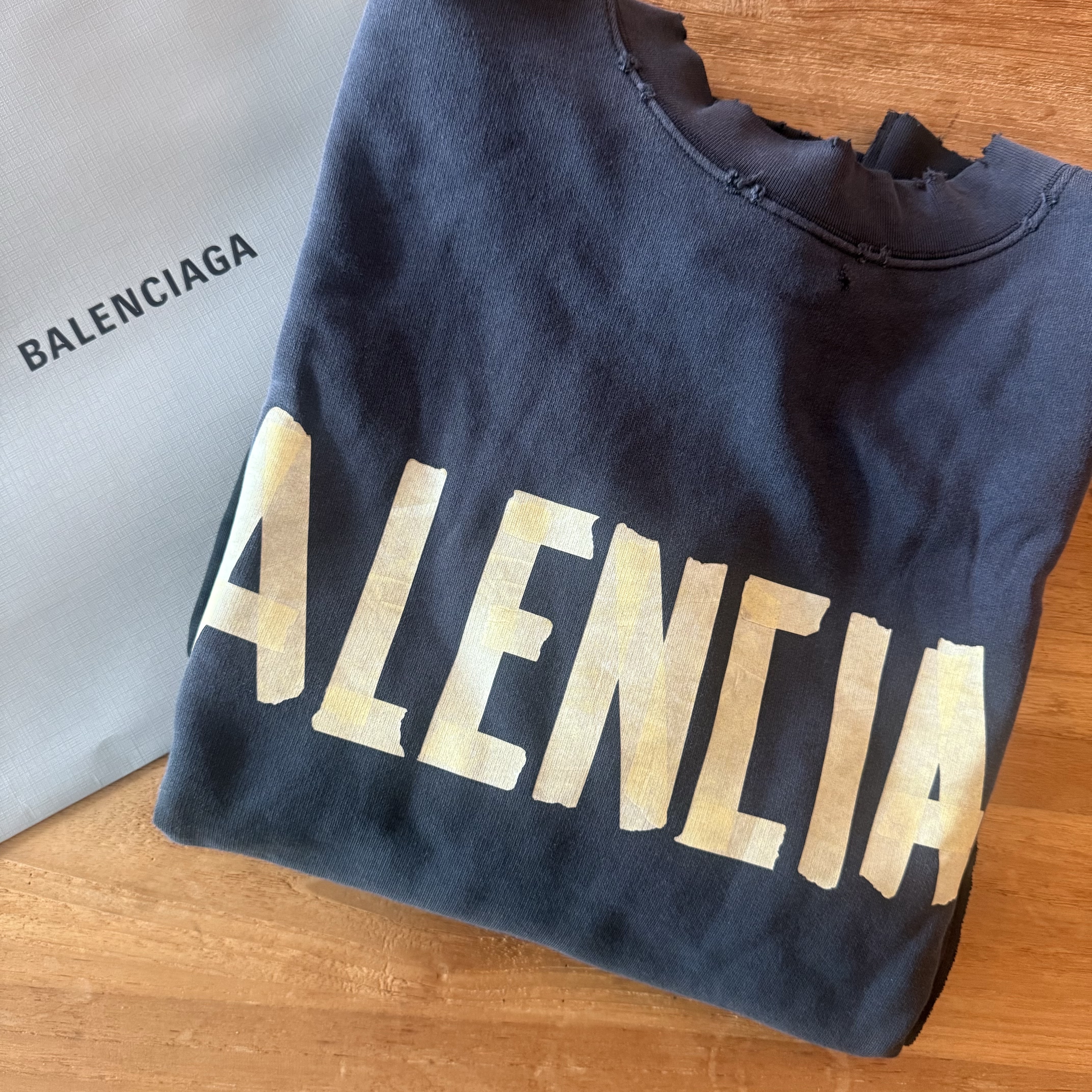 Balenciaga Tape Type Sweatshirt Blue 착용 스타일