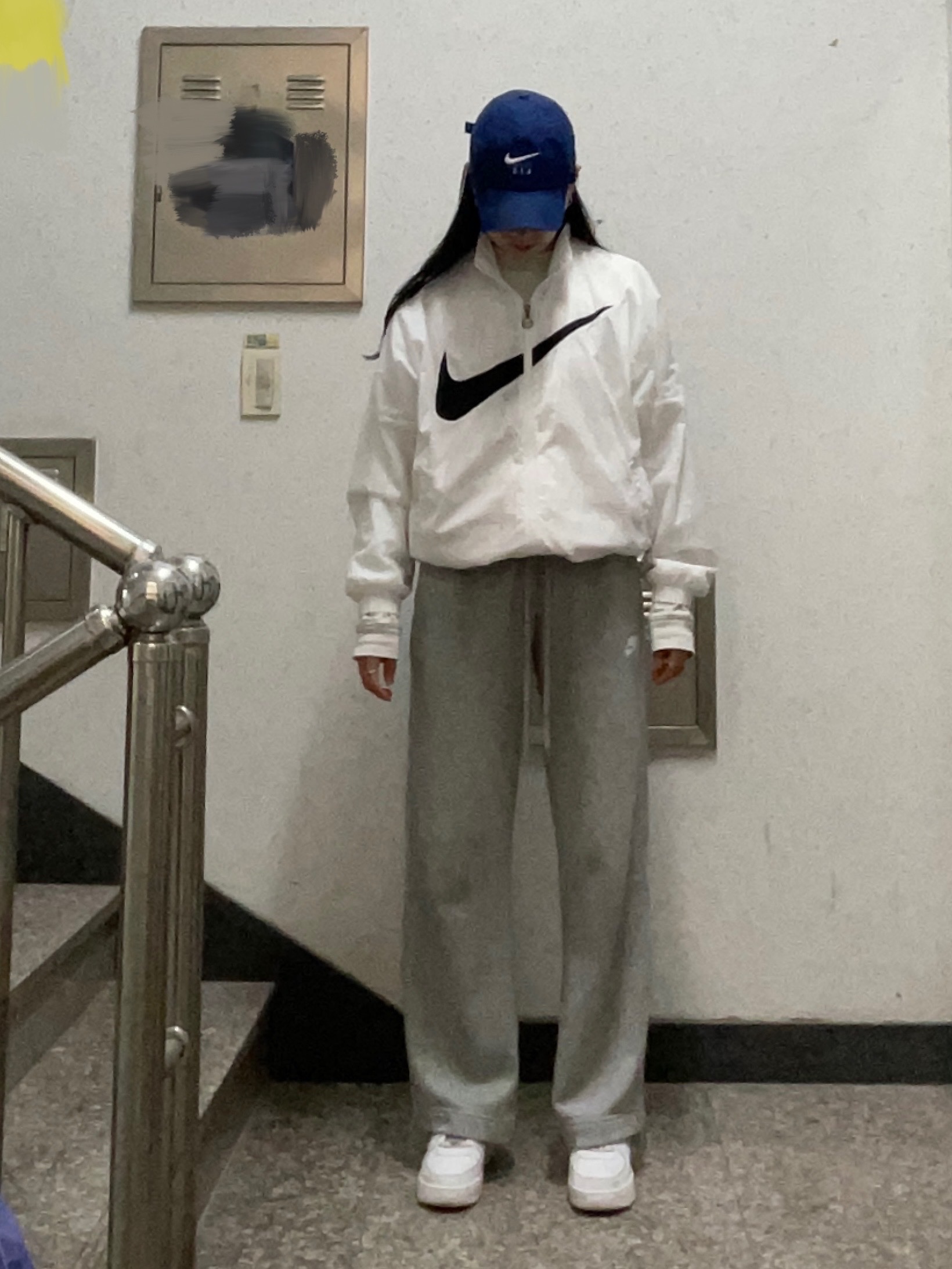 (W) Nike NSW Essential Woven Jacket White - Asia, (W) Nike Club Fleece Pants Grey - US/EU 착용 스타일 - 1