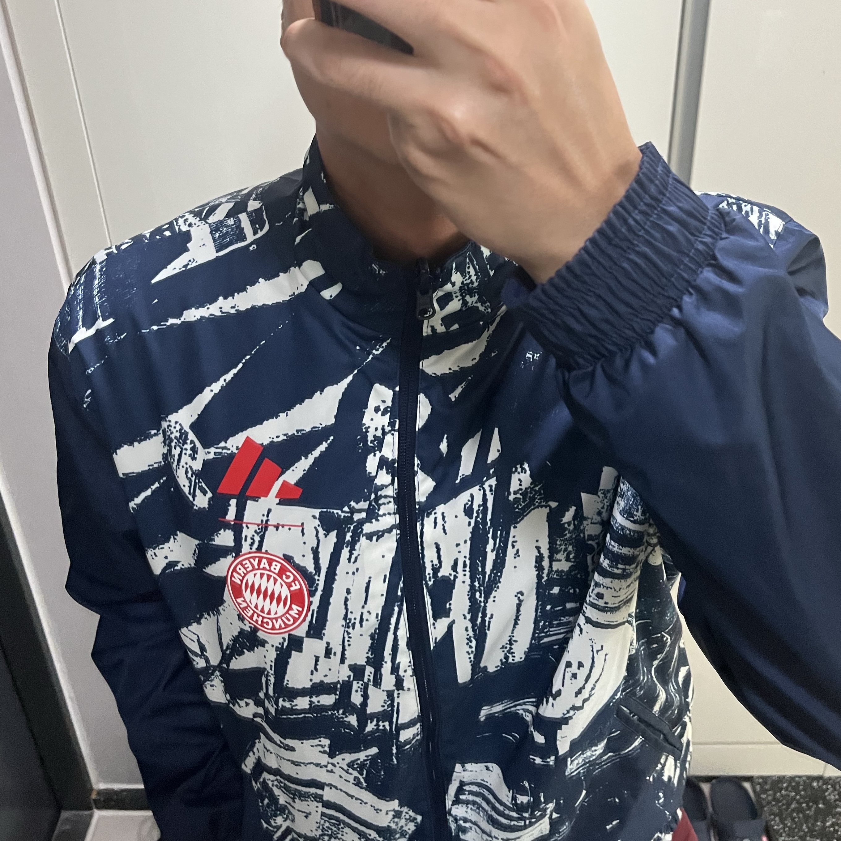 Adidas Bayern Munchen Anthem Jacket Night Indigo - KR Sizing, Adidas Tobacco Pantone Mesa 착용 스타일 - 3