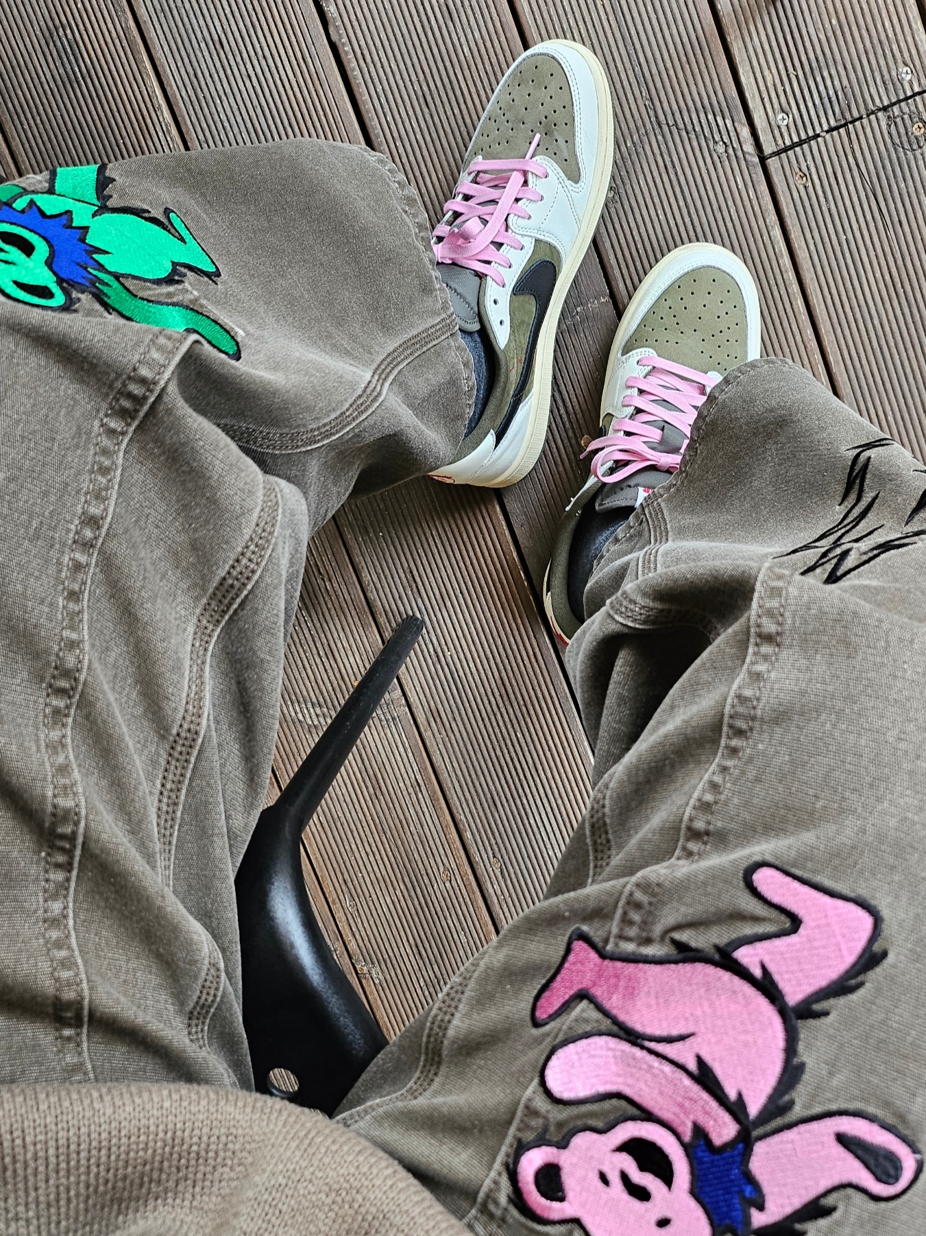 Thisisneverthat x Grateful Dead Lightening Double Knee Pant Mud, Jordan 1 x Travis Scott Retro Low OG SP Reverse Olive 착용 스타일